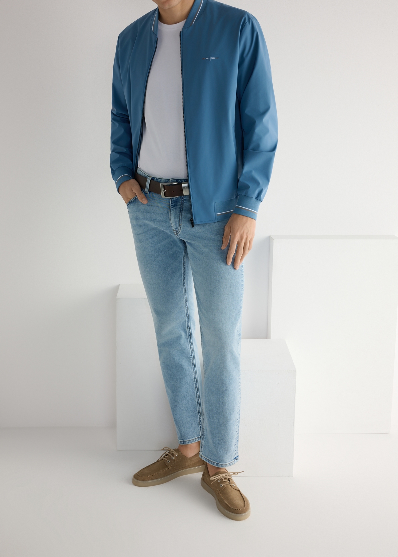 Men's leather shoes in cool beige color BUTYM-0533-1K(W26), product view on model's feet, on light background.