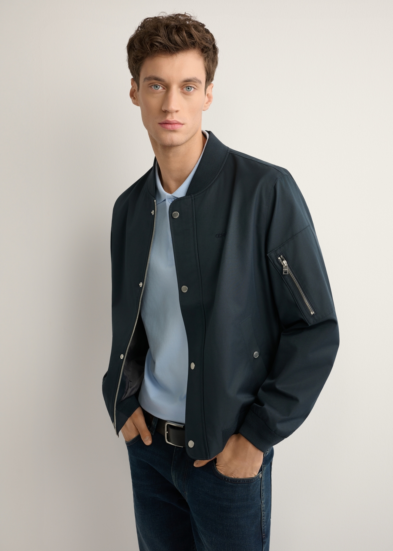 Men's navy blue transitional jacket KURMT-0403-7D(W26), side view of the product on the model. Half of the silhouette visible.