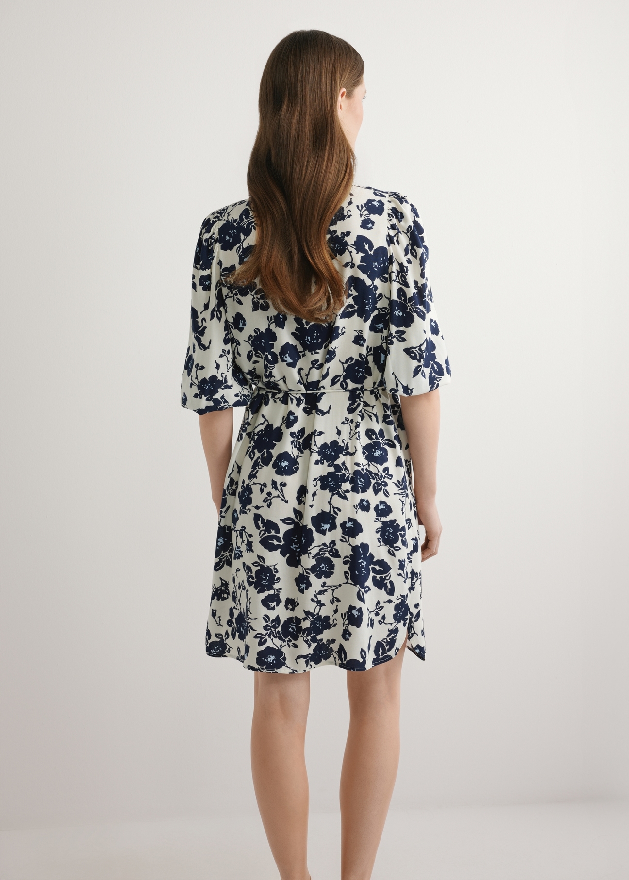 Navy blue floral viscose dress SUKDT-0271-7P(W26), back view of the product on the model. Half of the silhouette visible.