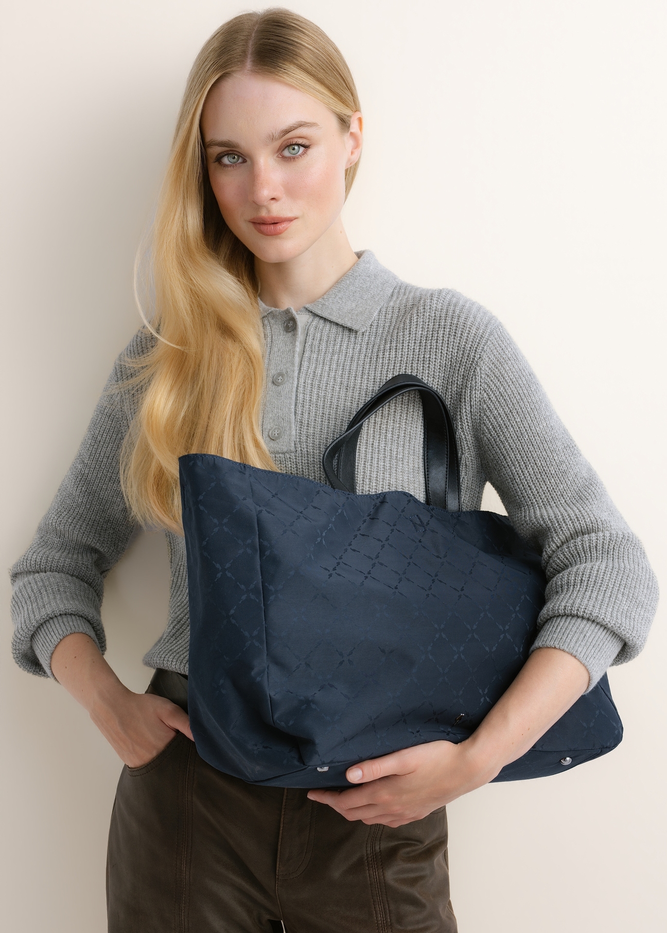 Navy blue women's shopper bag with a monogram (TOREN-0358-7E(Z26)); front view of the product held in a model's hand, against a light background.