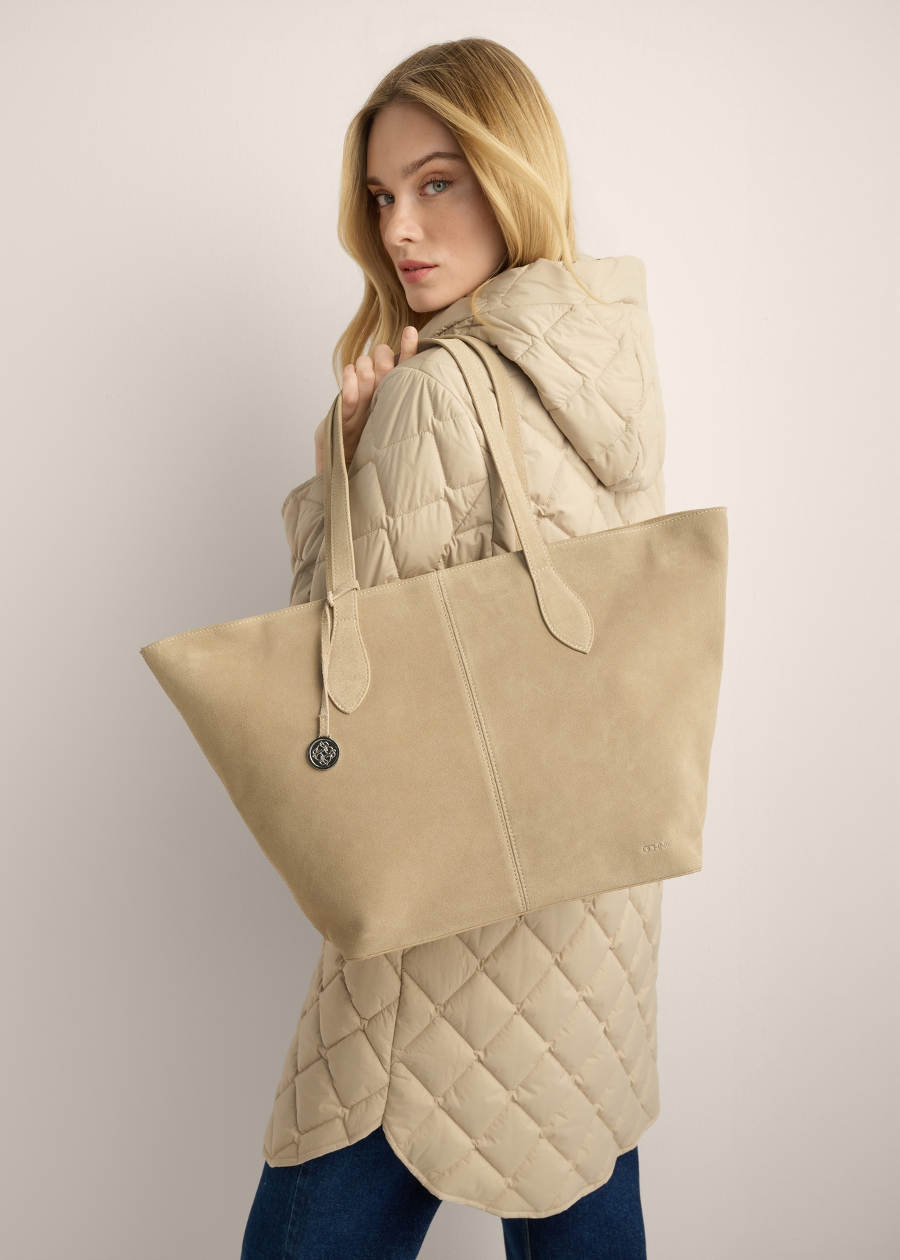 Women's shopper bag in cool beige, model TORES-1407-1K(Z26). View with a model.