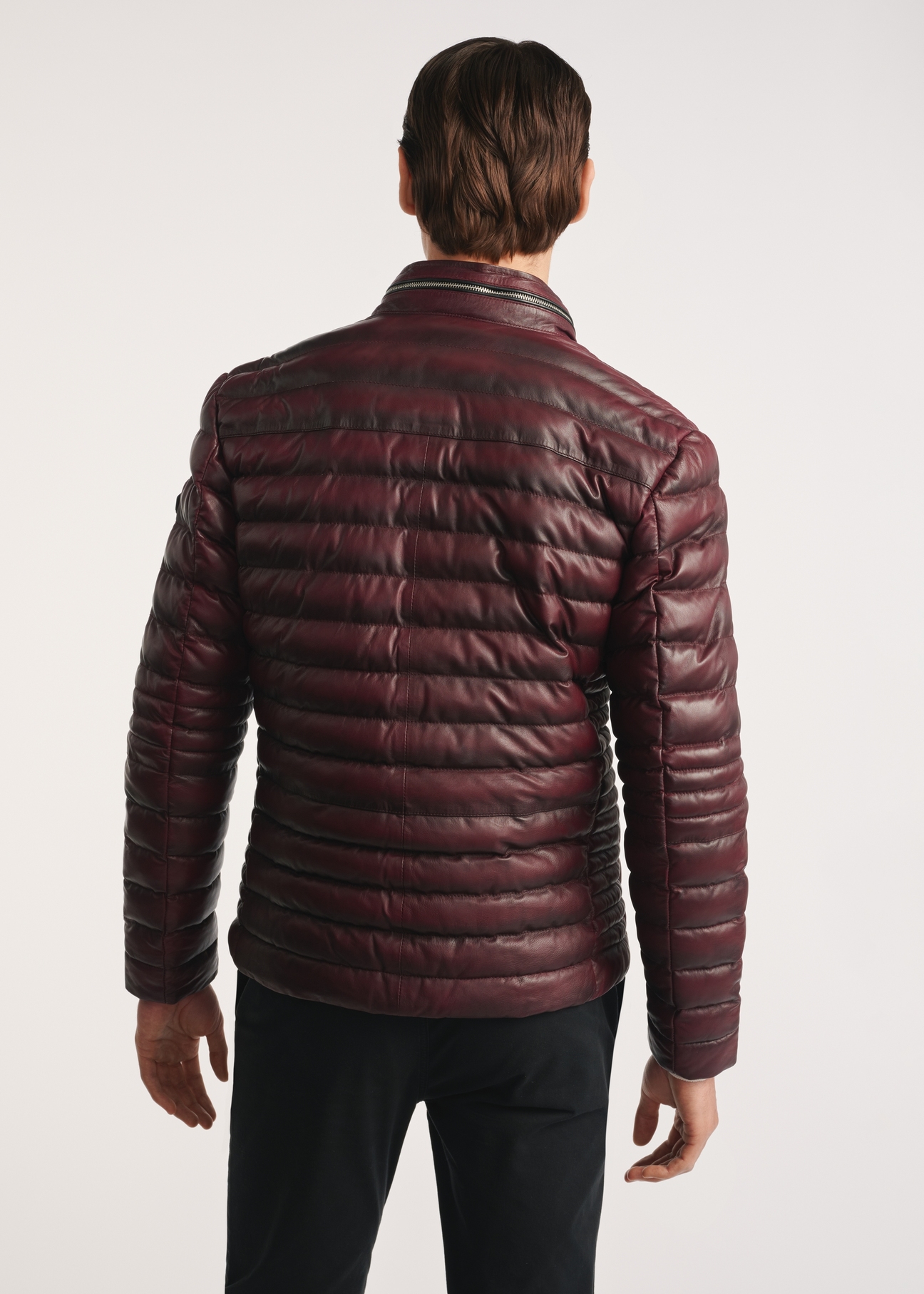 Bordová pánska kožená bunda with zateplením KURMS-0379-3359(Z25), the product is visible from the back on the model, half of the silhouette is visible.