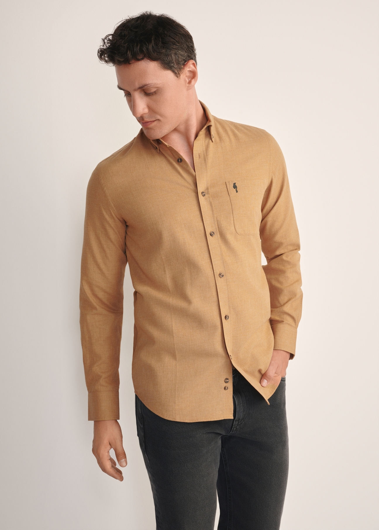 Men's shirt in camel color KOSMT-0299A-24(Z25), product view from the front on the model, half of the silhouette visible.