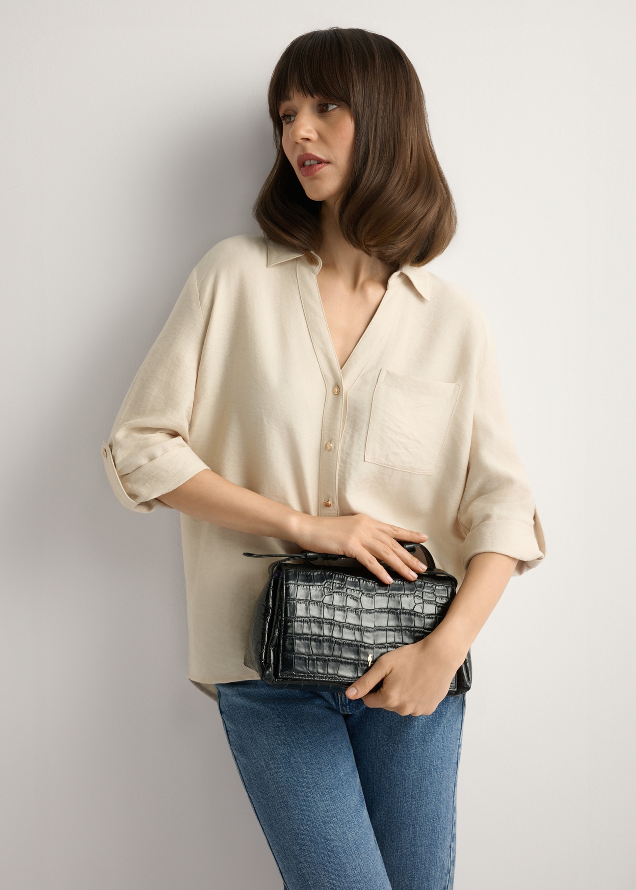 Black leather croco women's handbag TORES-1234-9G(W26), front view of the product on the model, half of the silhouette visible.