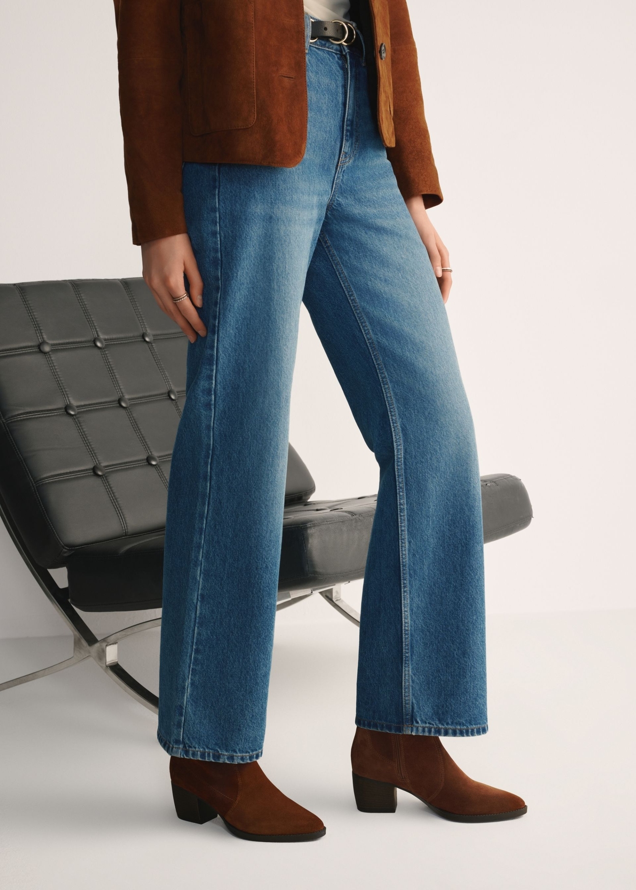 Women's suede ankle boots in cognac color BUTYD-1005A-1F(Z26), side view of the product on the model's feet.