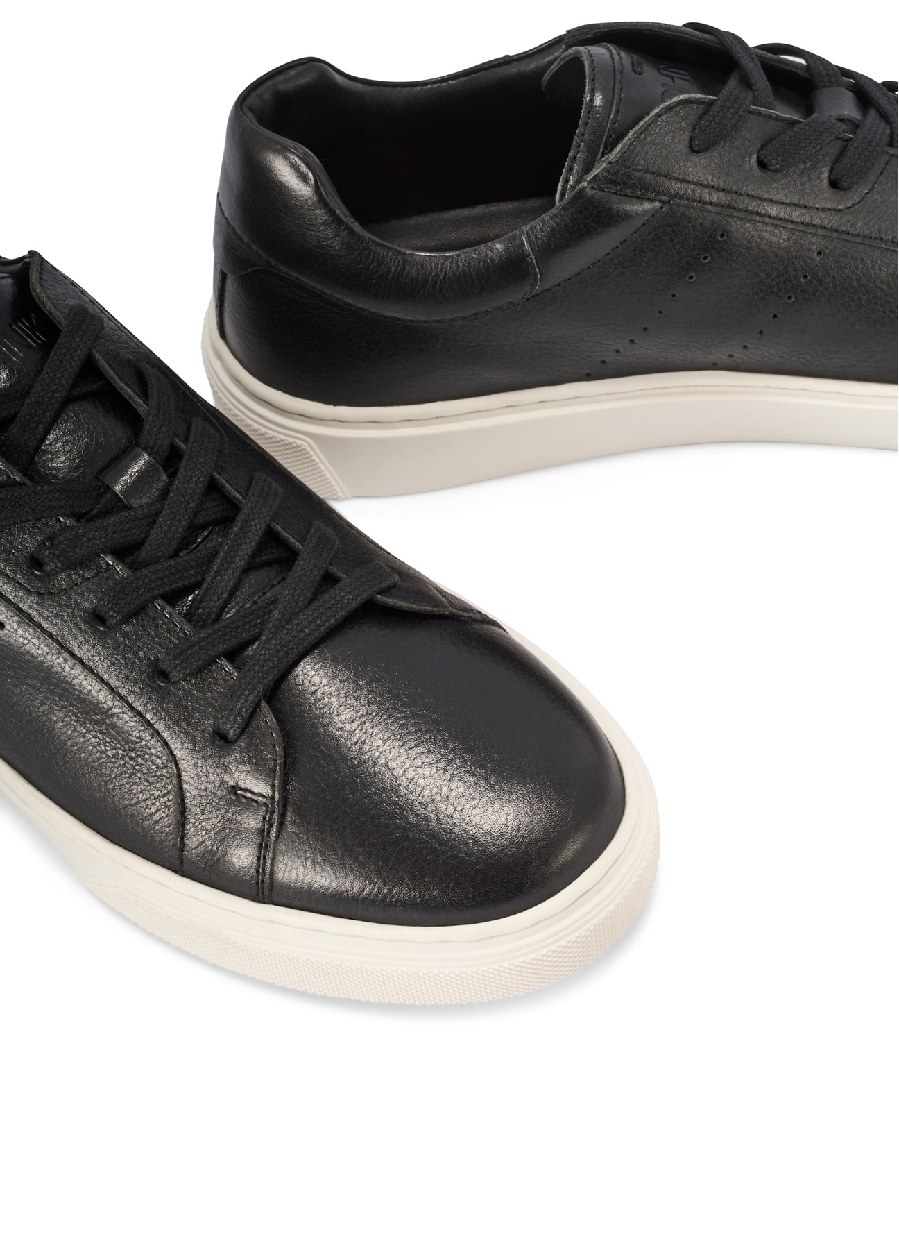 Black men's leather sneakers BUTYM-0486-99(W26), close-up of the product detail on a white background.