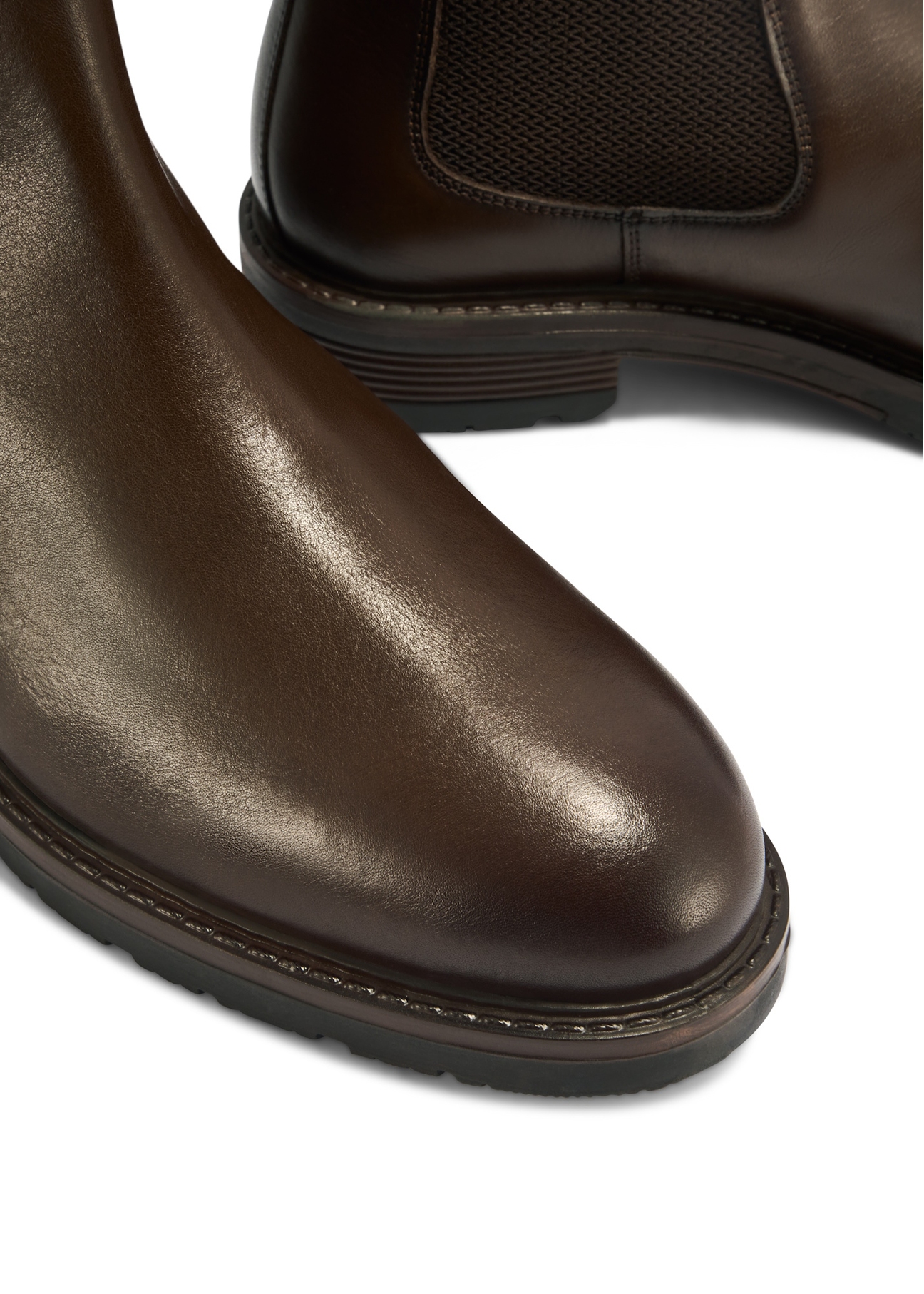 Men's brown leather Chelsea boots BUTYM-0521-89(Z25), close-up of the toe of the product on a white background.