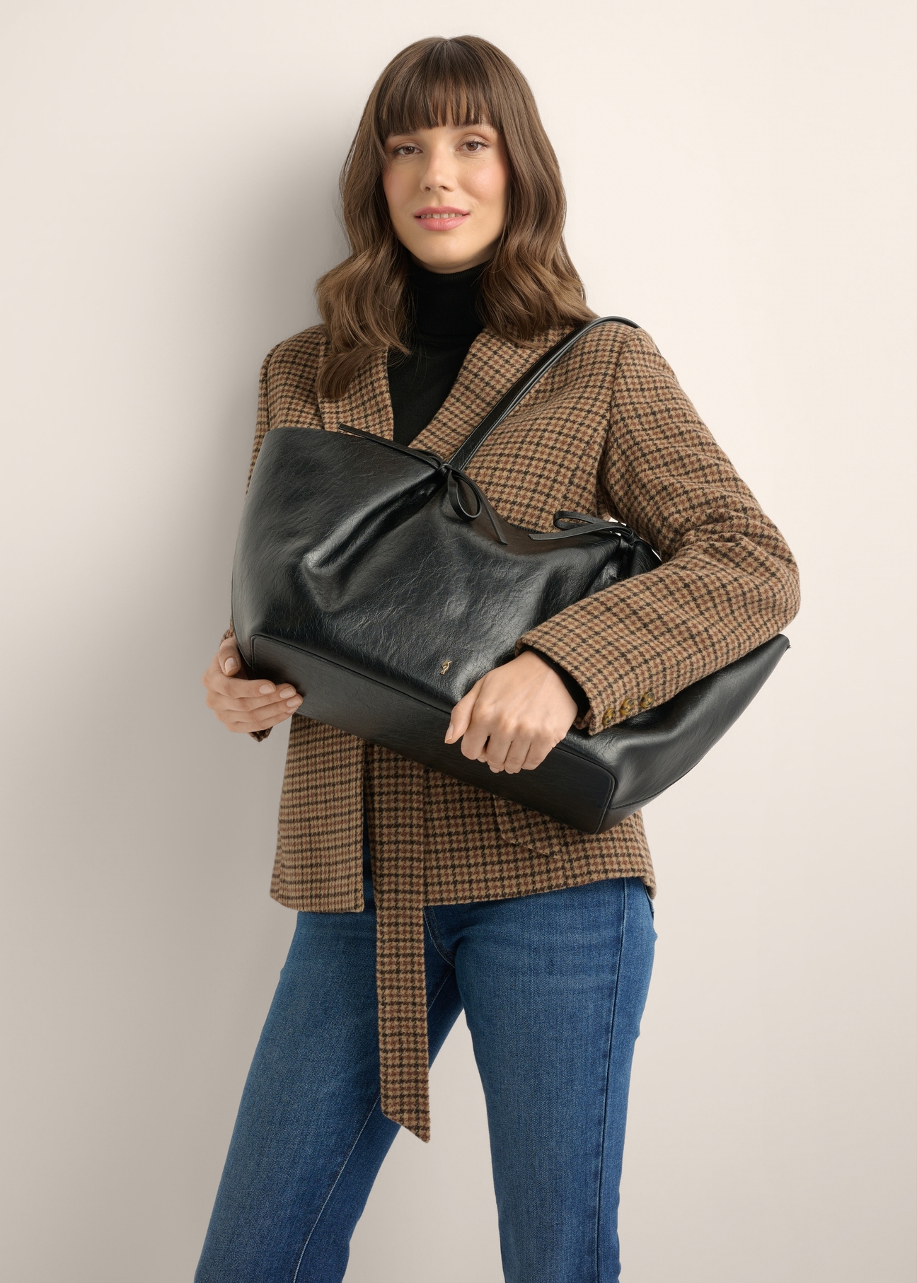 Black shopper bag with bows TOREC-1378-99(Z26)