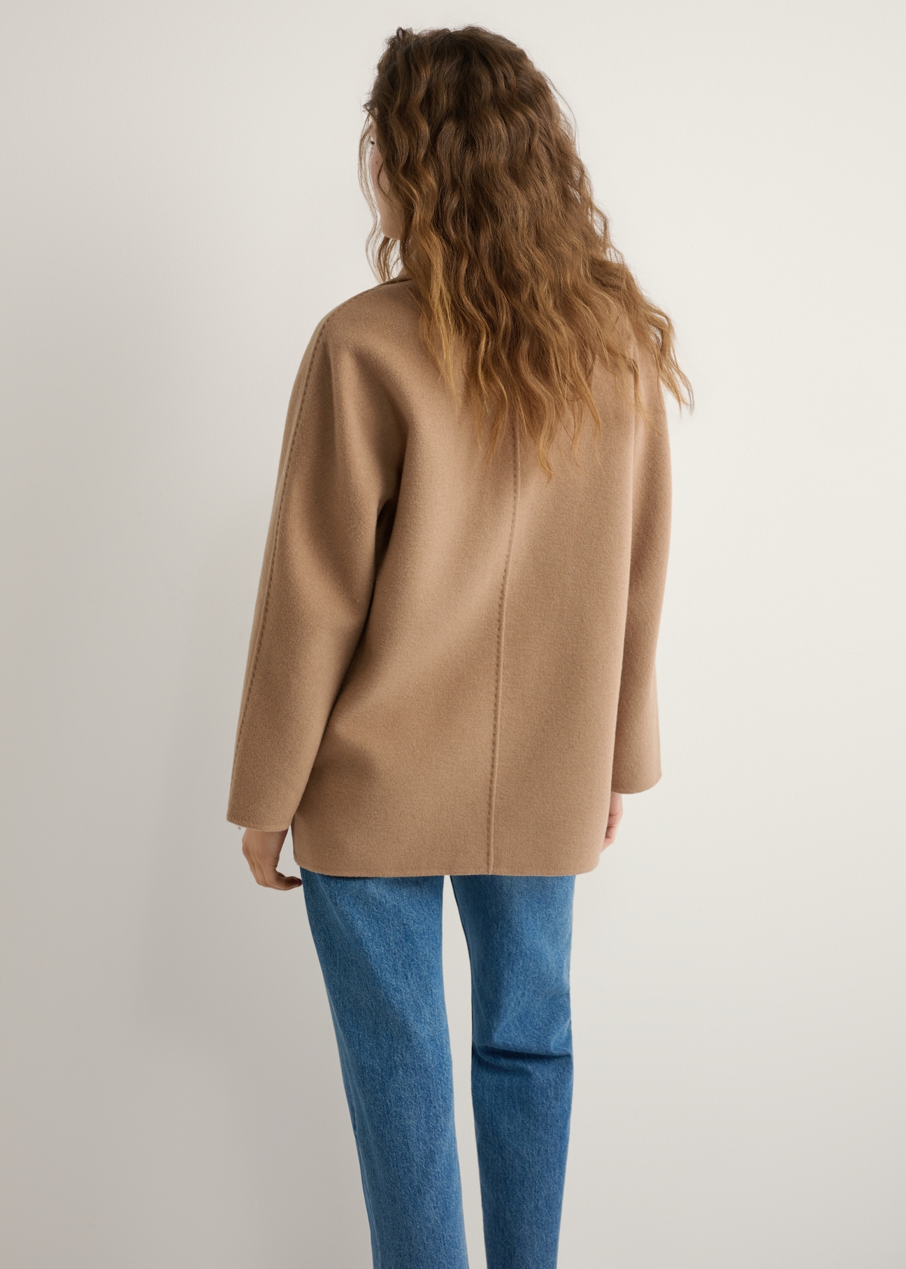 Women's short camel coat PLADT-0059-1D(W26), back view of the product on the model. Half of the silhouette visible.