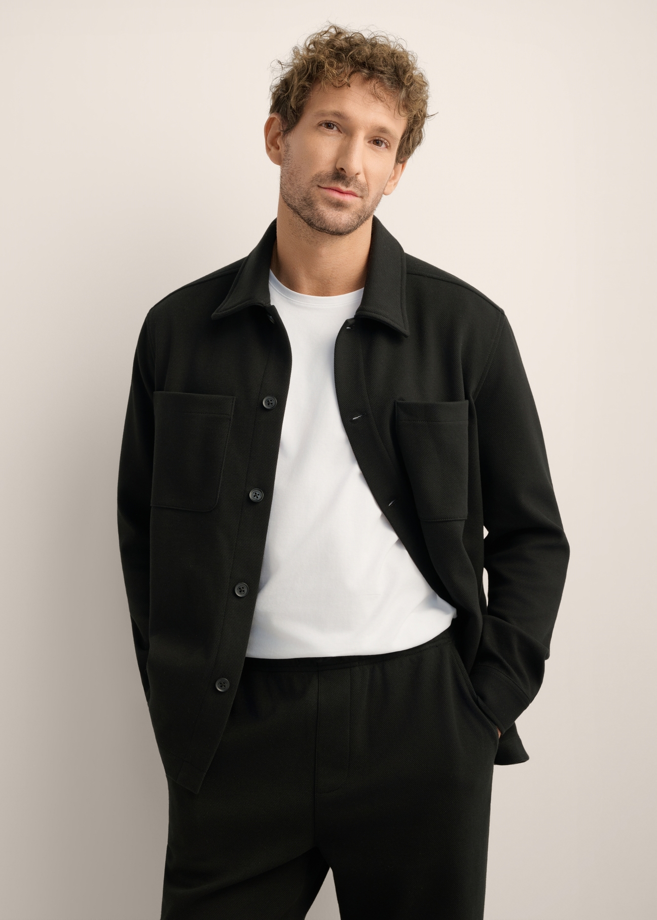 Men's oversized knit shirt KOSMT-0366-99(Z26). Front view of the product on a model. Half of the silhouette is visible. 