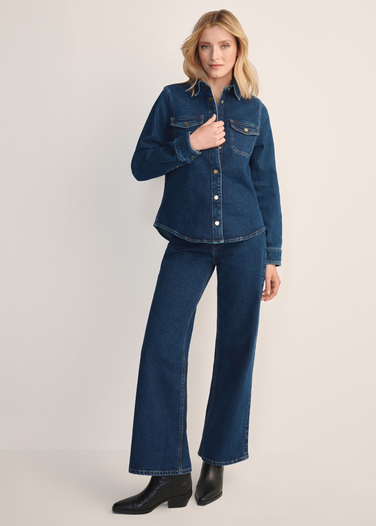Women's navy blue denim pants JEADT-0013-69(Z25), front view of the product on the model. Full body visible.