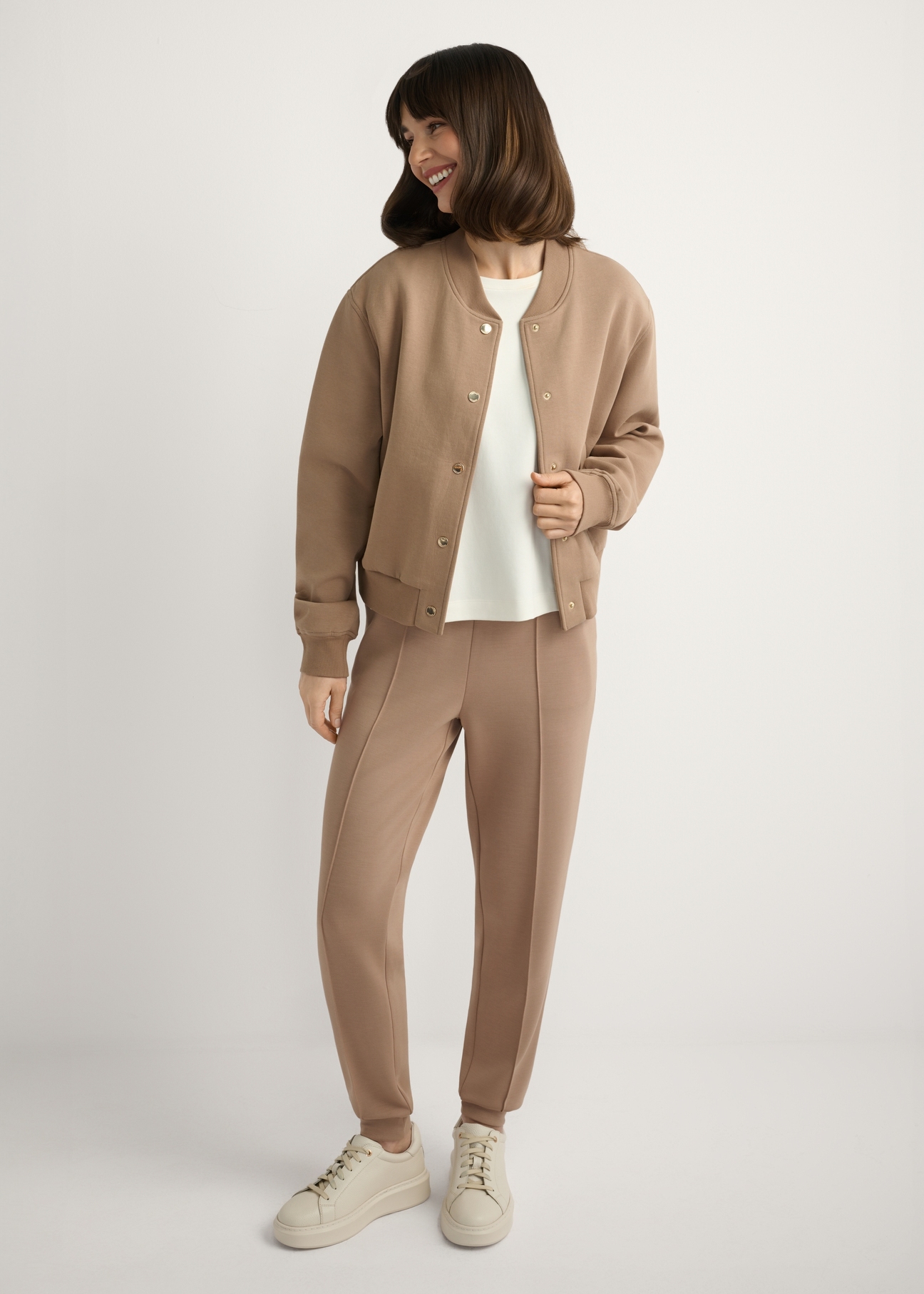 Caramel tapered trousers SPODT-0104 A-1D(W26), front view of the product on the model. Full body view.