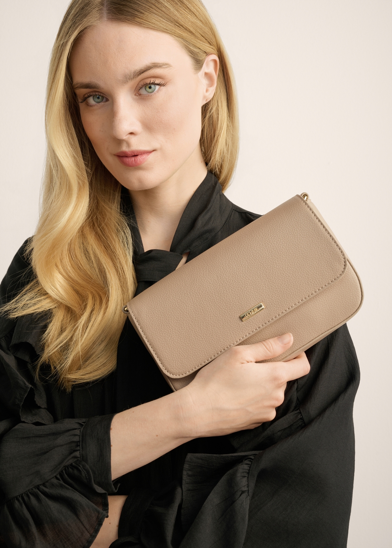Beige women's shoulder bag TOREC-1255-1B(Z26). Model shot.