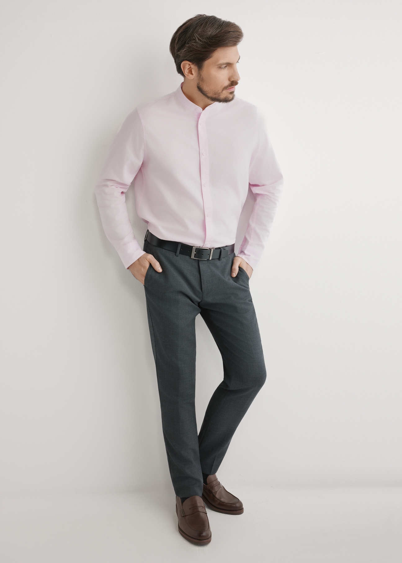 Light pink men's cotton shirt KOSMT-0326-5A(W26), front view of the product on the model. Full body visible.