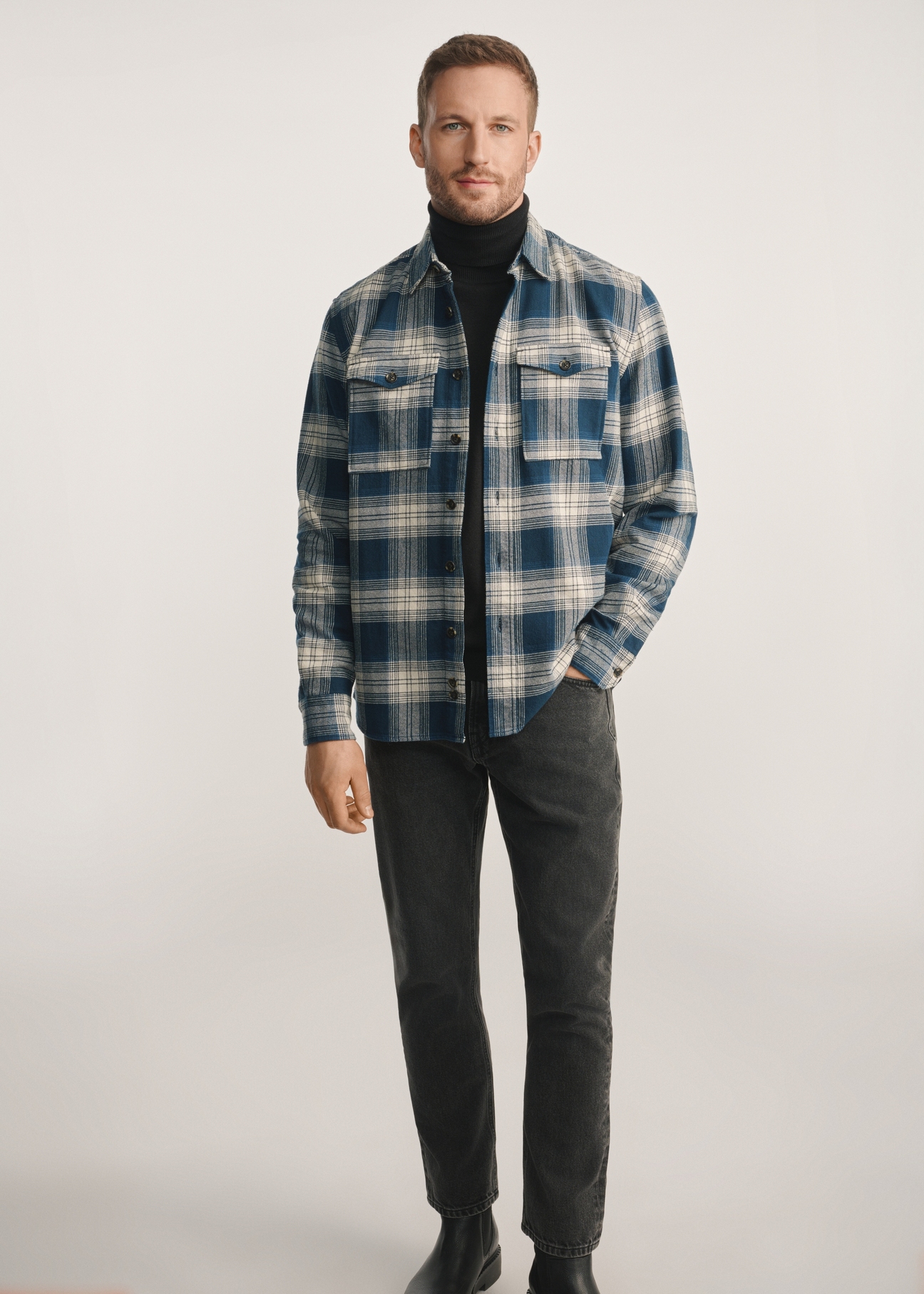 Men's checkered shirt KOSMT-0343-68(Z25), product visible from the front on the model, the entire silhouette is visible.