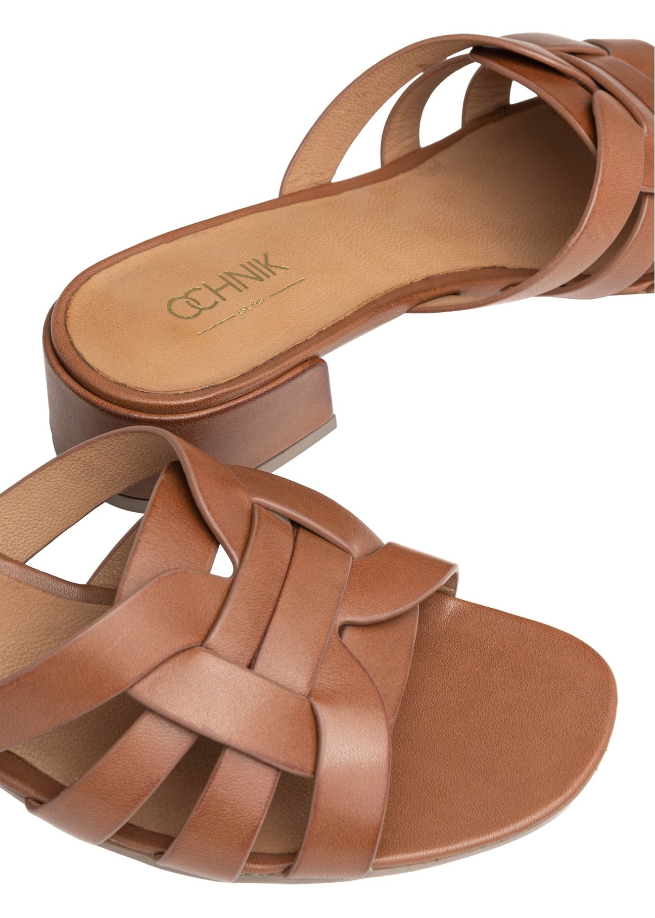 Women's leather mules on a block heel BUTYD-1265-1F(W26), close-up of the product on a white background.