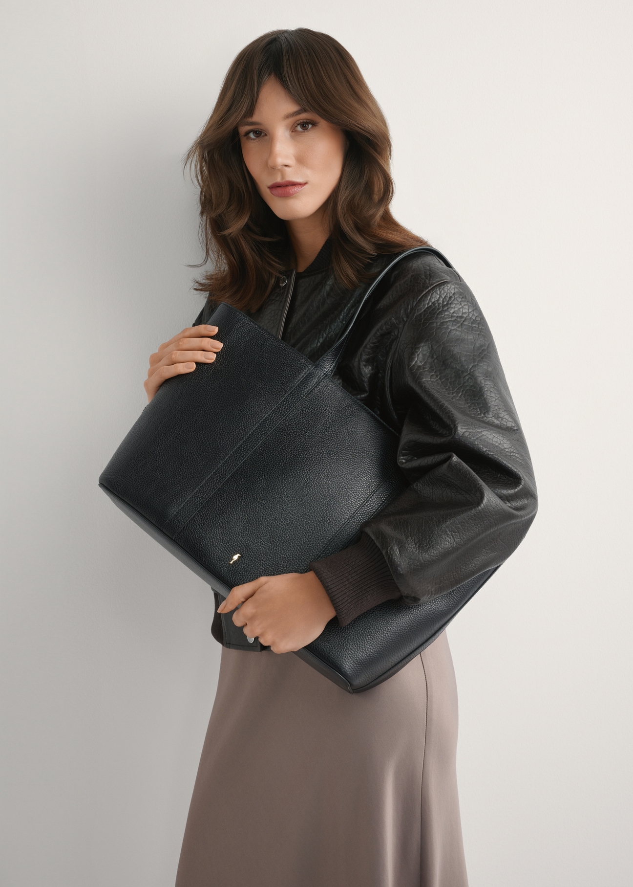 Black leather shopper bag TORES-1273-9I(W26), product view on model's shoulder. Half of silhouette visible.