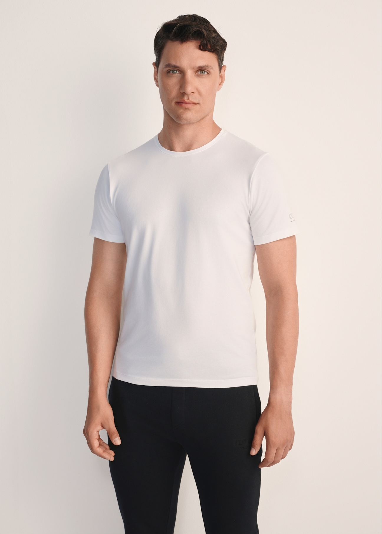 Men's basic T-shirt set ZESMT-0040-00(KS), front view of the product on the model against a white background. Half of the silhouette visible.