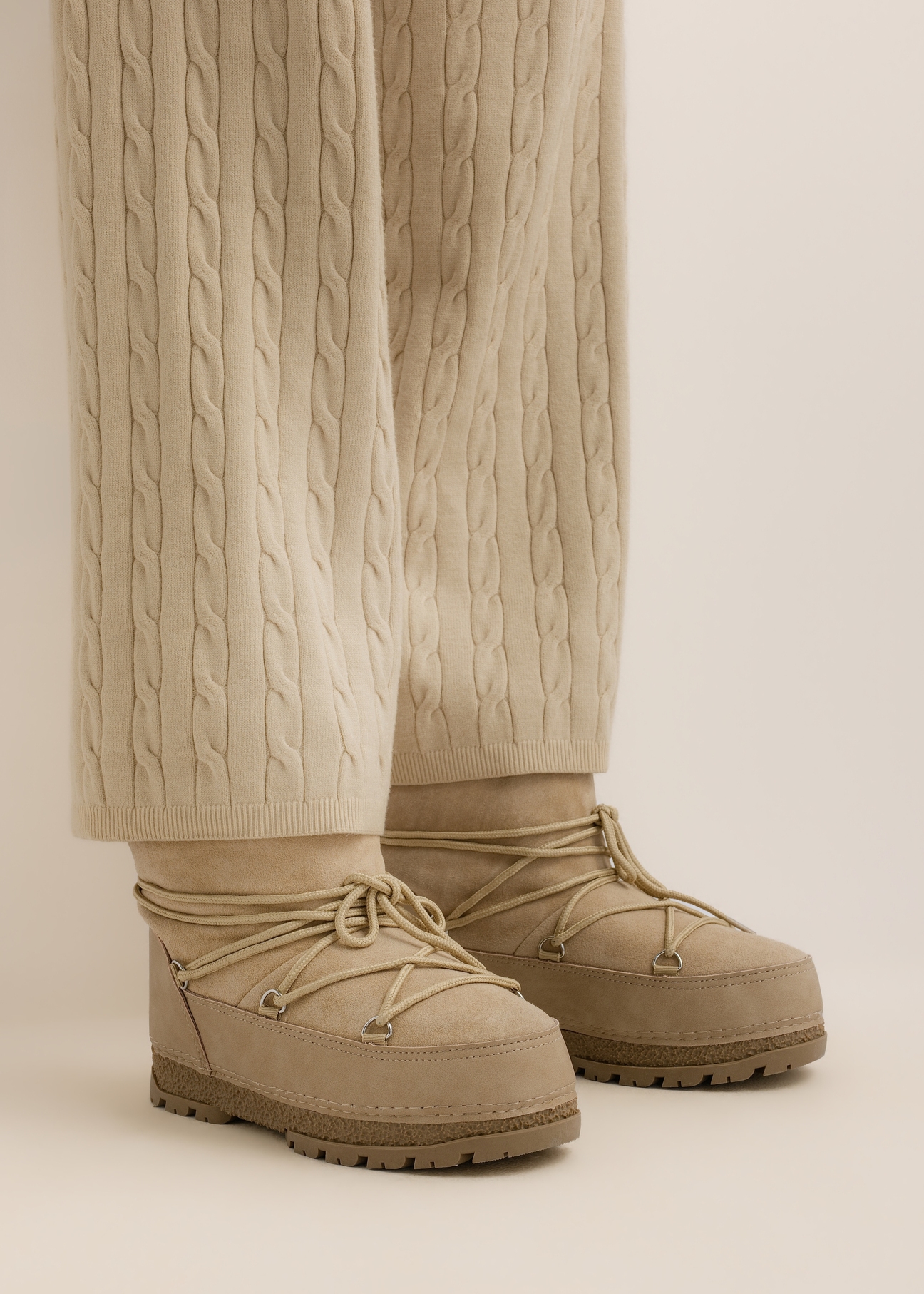 Women's cool beige snow boots (model BUTYD-1315-1K(Z26)); side view of the product on a model's feet, against a light background.