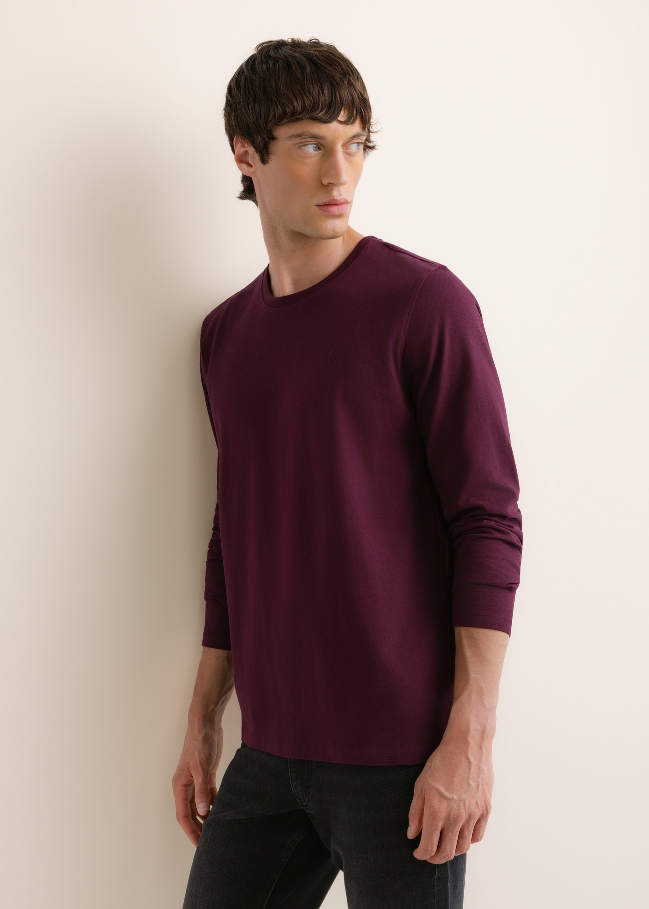 Men's burgundy cotton long-sleeve top LSLMT-0013-4D(Z26), side view on a model. Half of the figure is visible.