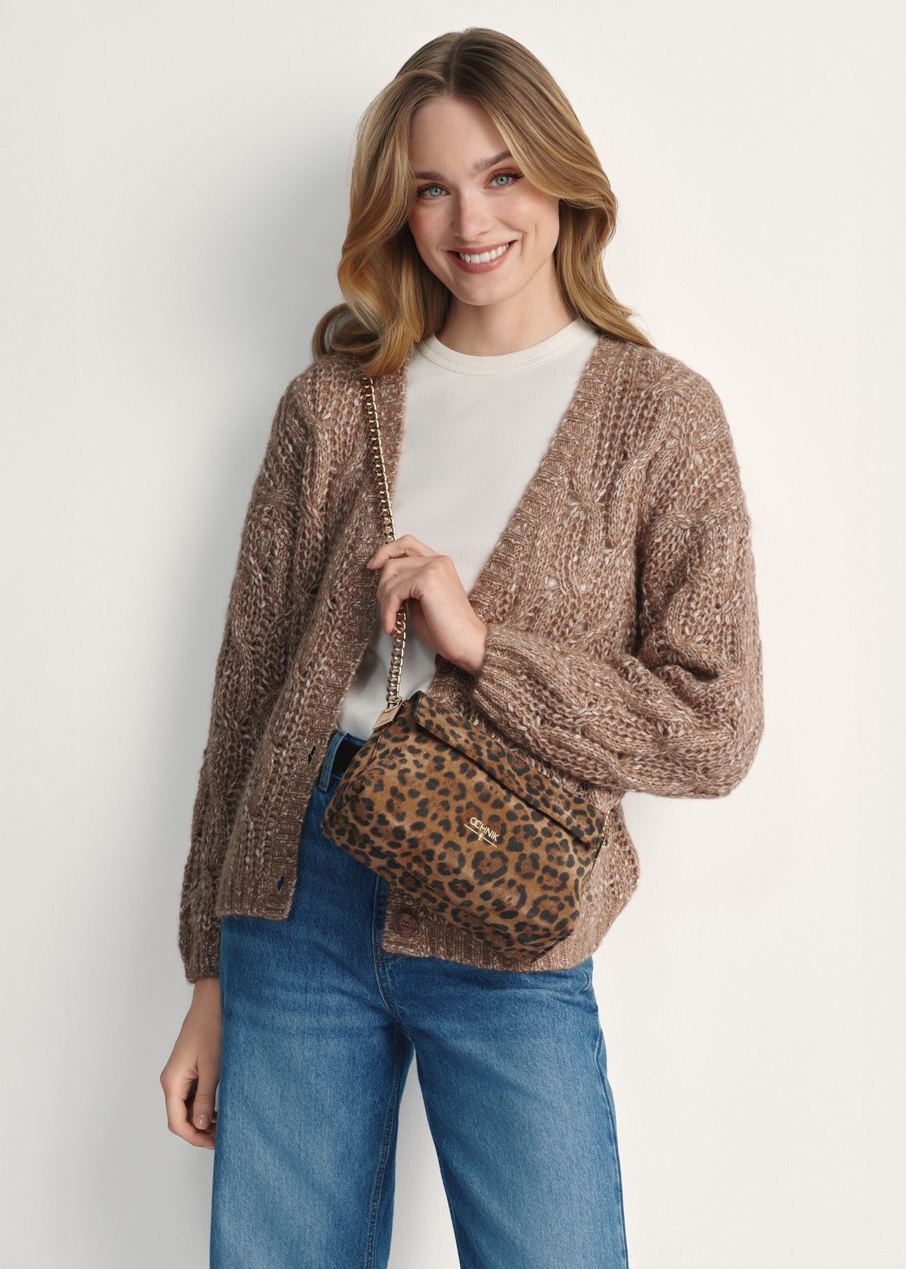 TORES-1170-86(Z25) women's leopard print leather handbag - front view of the product on a model against a white background. Half of the silhouette visible.