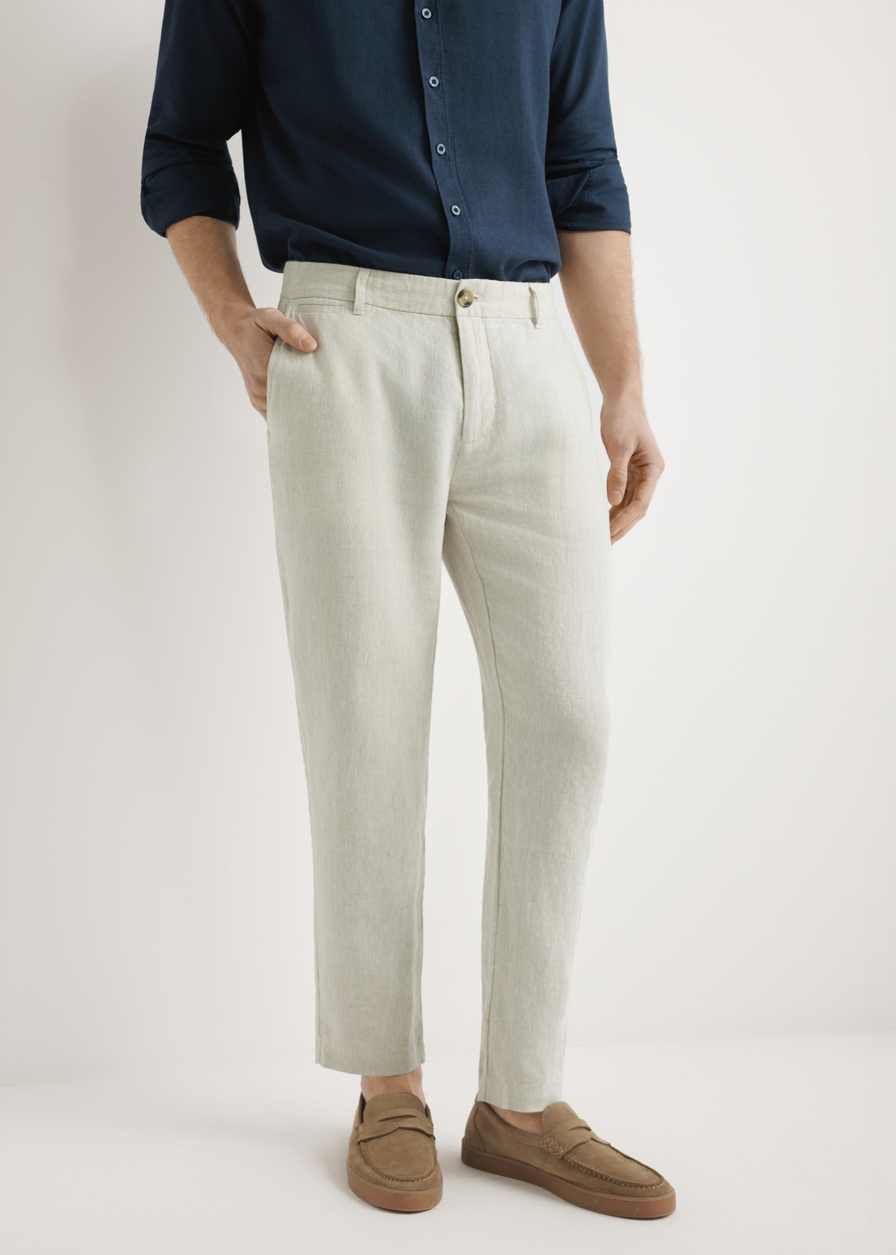 Men's beige linen trousers SPOMT-0119-1B(W26), front view of the product, on a model, against a light background. Half of the silhouette visible.