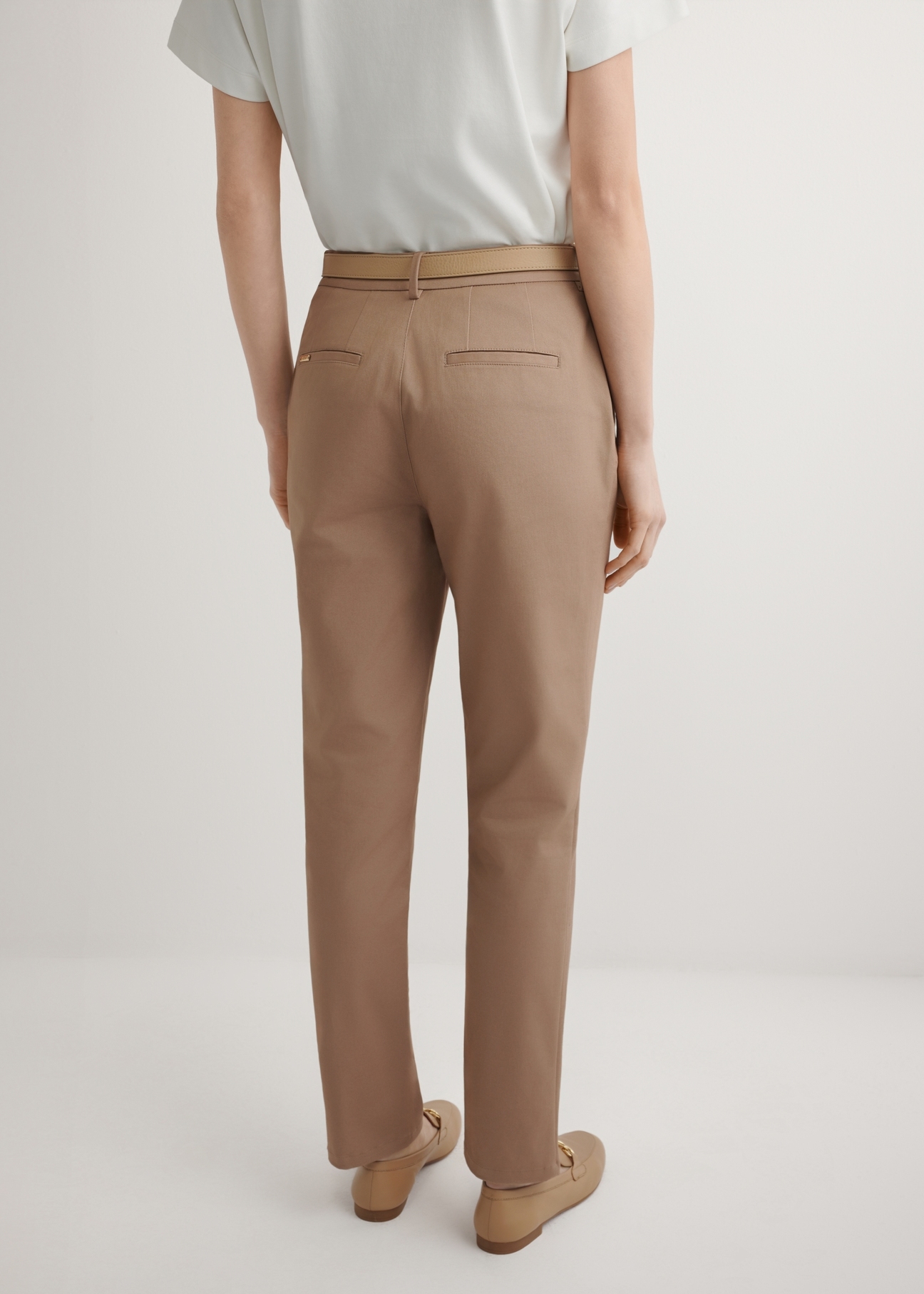 Women's camel trousers SPODT-0120-1D(W26), back view of the product on the model. Half of the silhouette visible.
