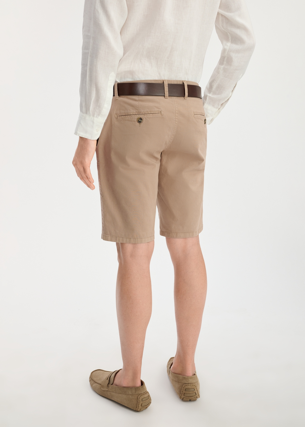 Beige men's shorts SZOMT-0029-81(W25) - back view on the model on a white background. Half of the silhouette visible.