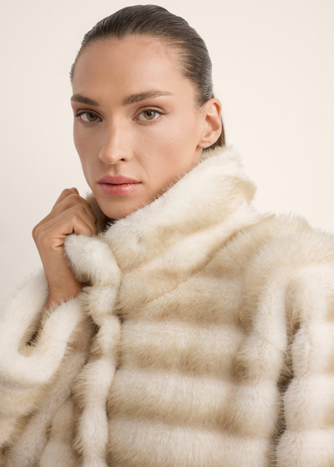 Light beige women's fur coat FUTDP-0081-1A(Z26) - front view of the product, against a light background. Close-up of the detail.