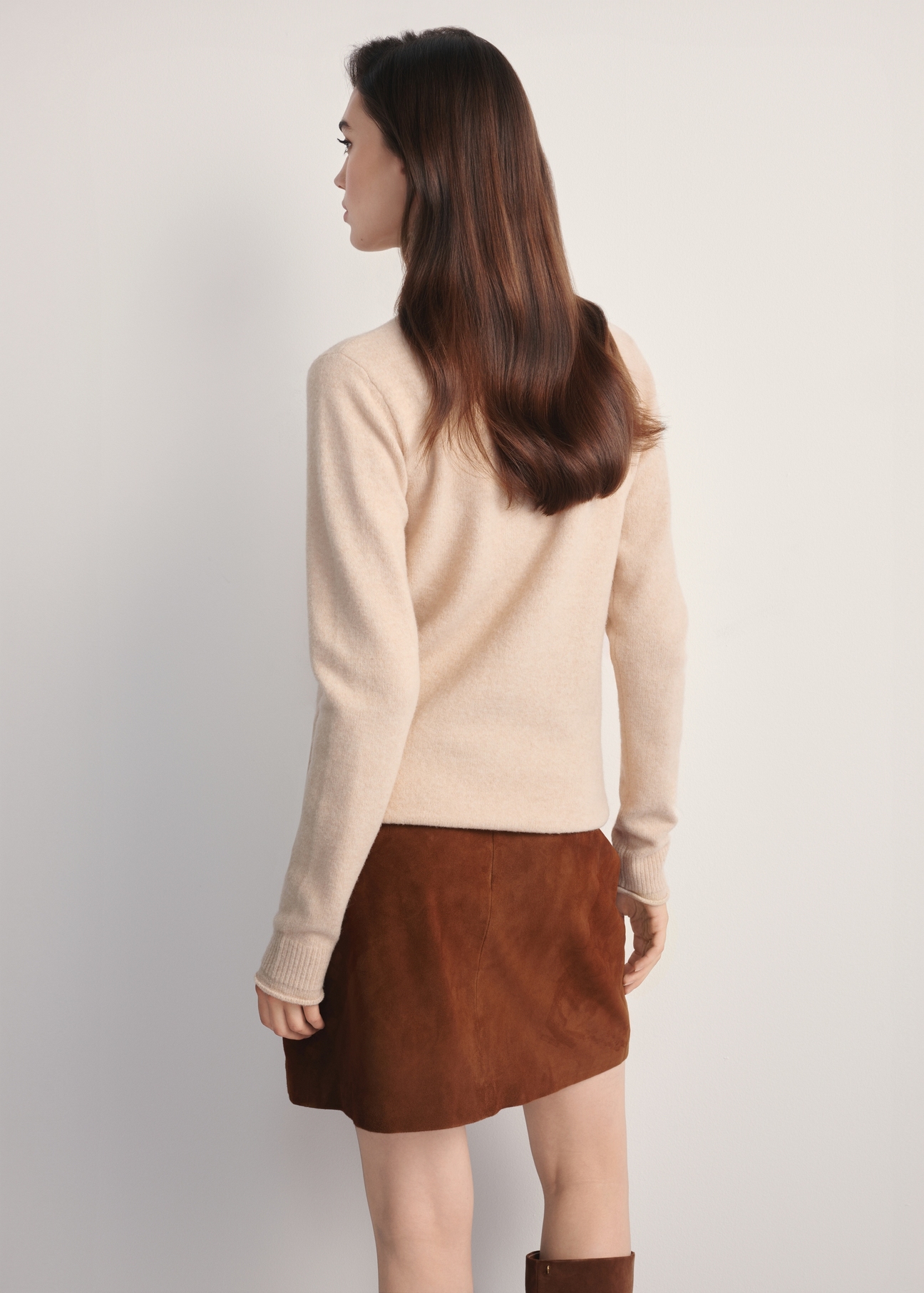 Beige women's turtleneck sweater SWEDT-0241-80(Z25), back view of the product on the model. Half of the silhouette visible.