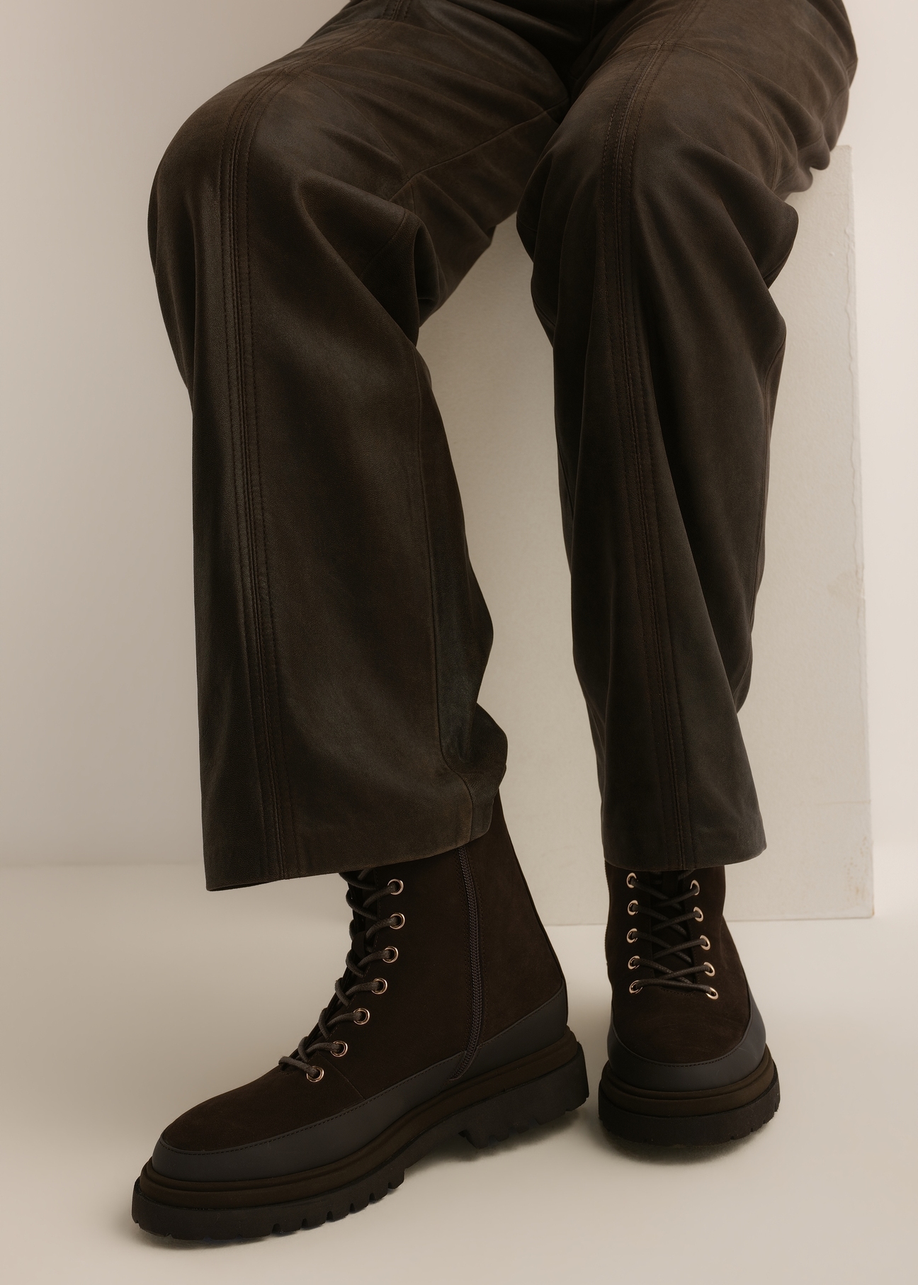 Women's leather ankle boots BUTYD-1342-1I(Z26), side view on a model's feet, against a light background.