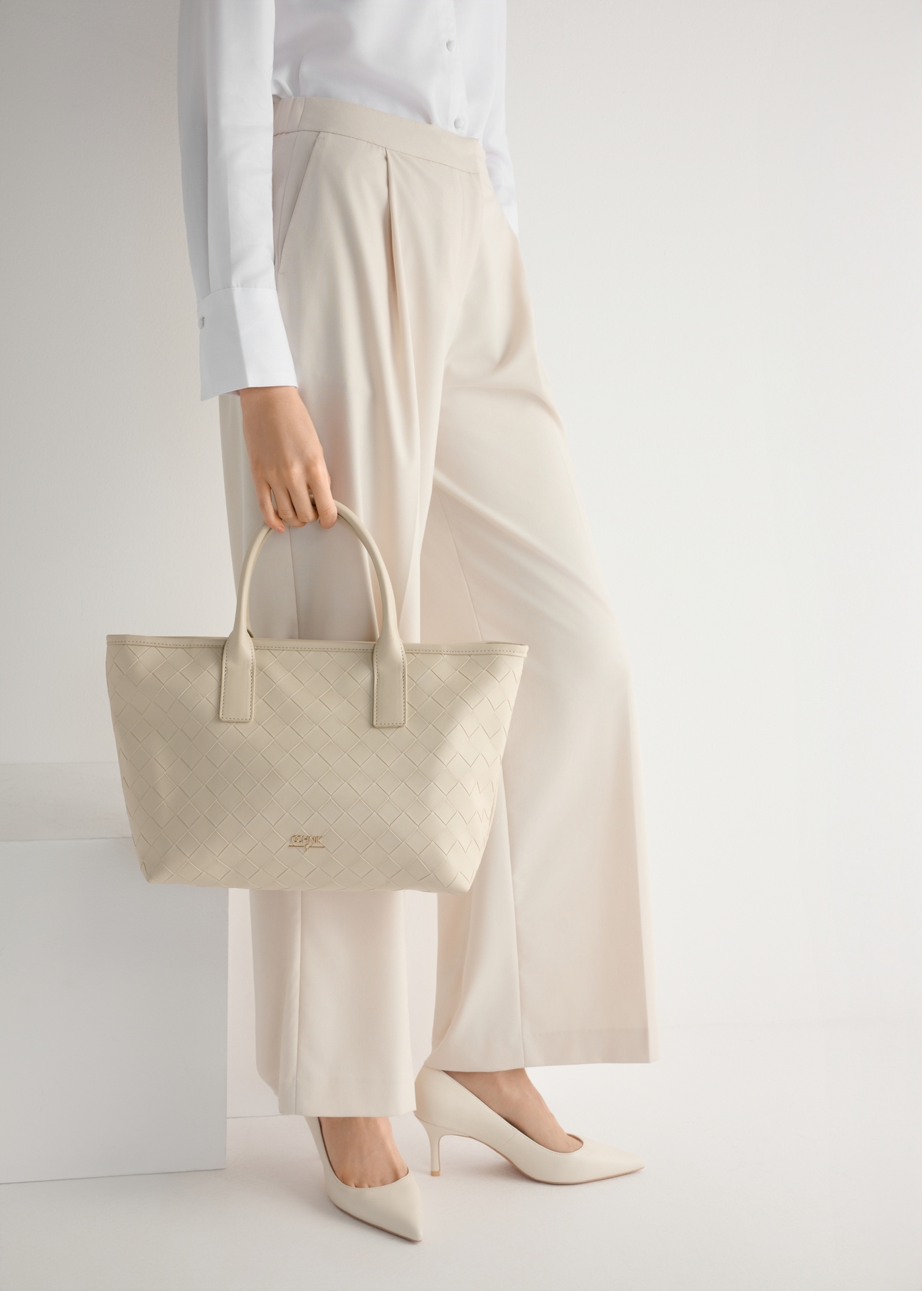 Cream leather women's pumps BUTYD-1031A-0B(W26), side view of the product on the model, half of the silhouette visible.