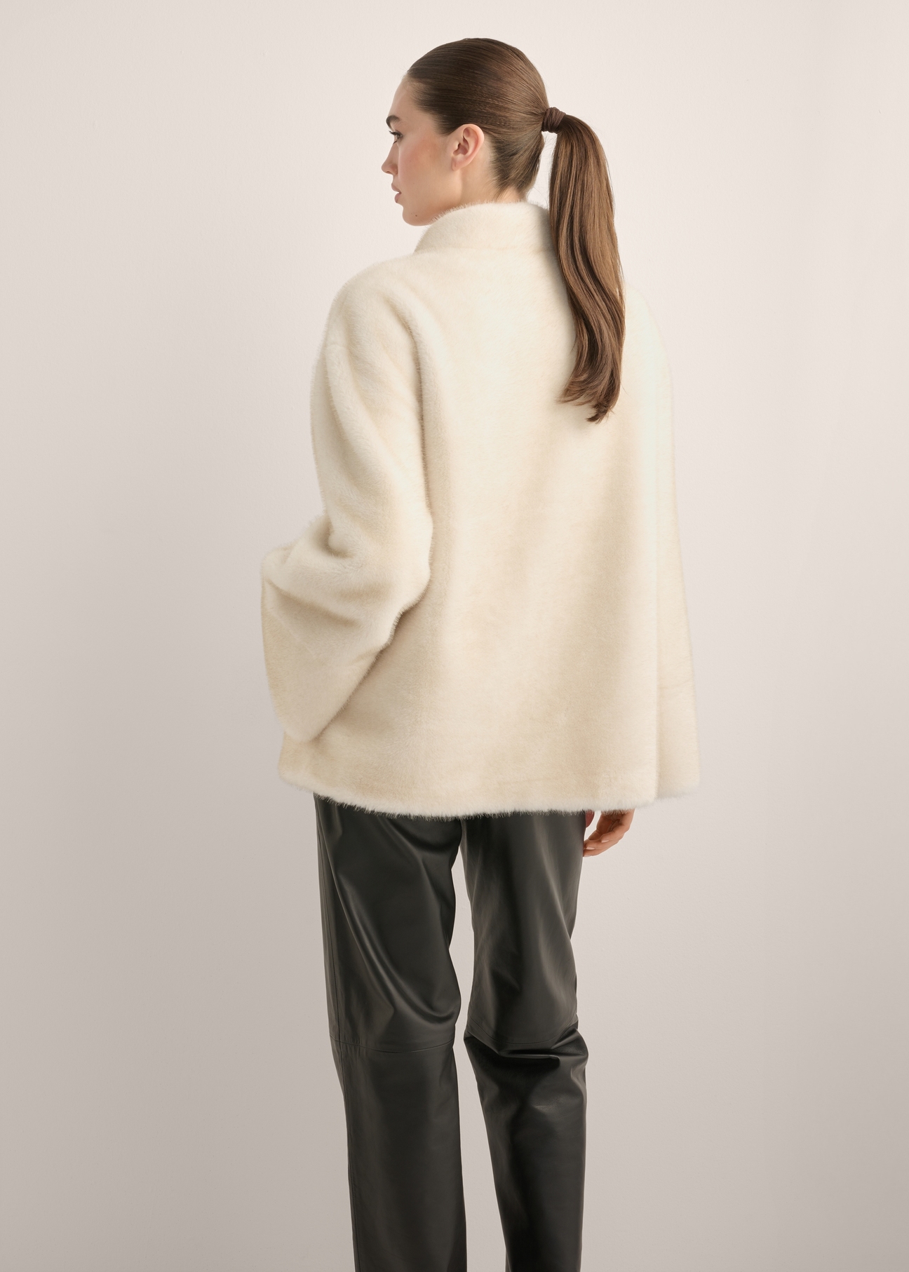 Cream short women's fur coat FUTDP-0084-0B(Z26) - back view of the product, on a model, against a light background. The entire silhouette is visible.
