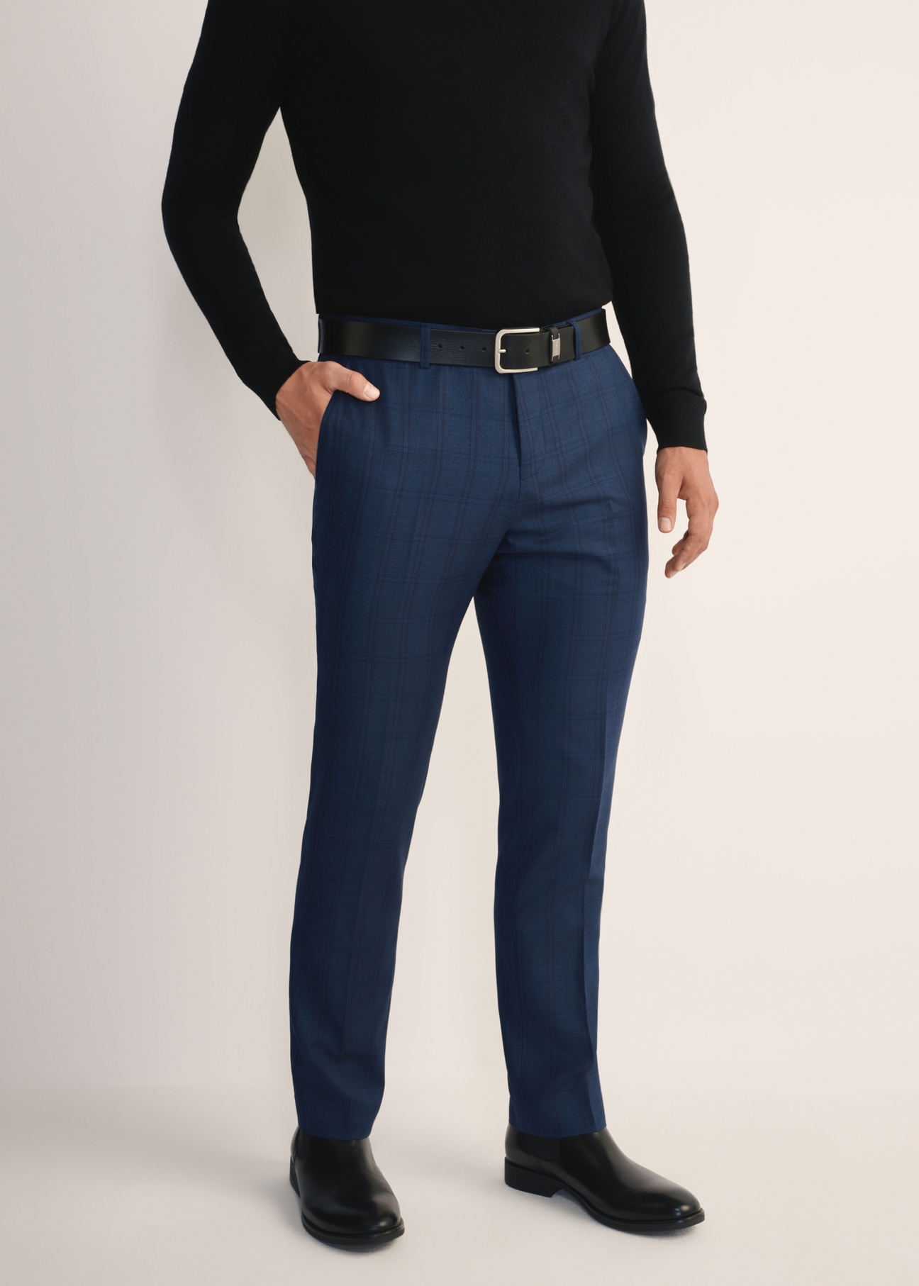 Men's navy blue suit trousers SPOMT-0114-69(Z25), front view of the product on the model. Half of the silhouette visible.