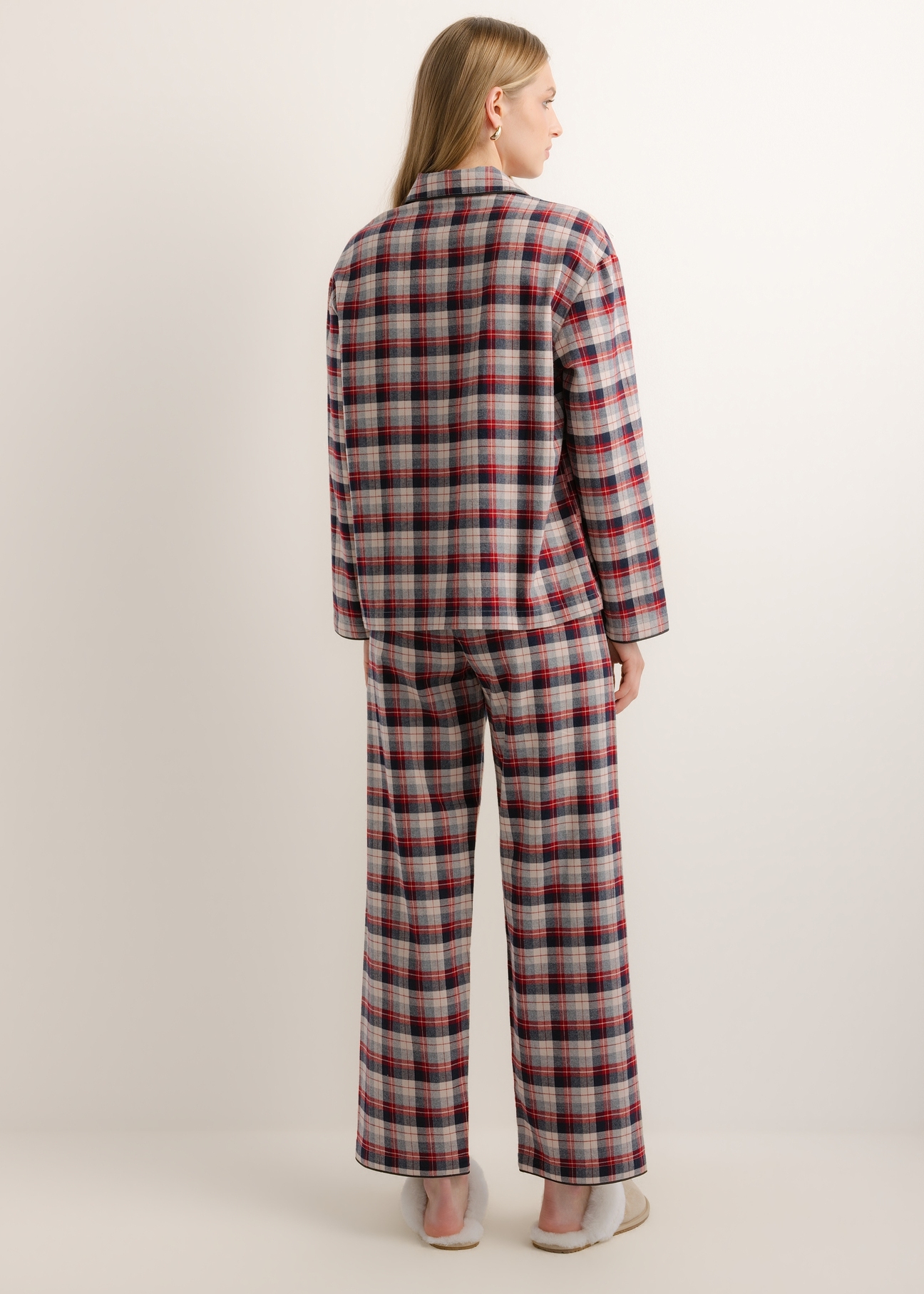 Two-piece women's pajamas PZMDT-0002-00(Z26), rear view of the product on a model. Full-body view.