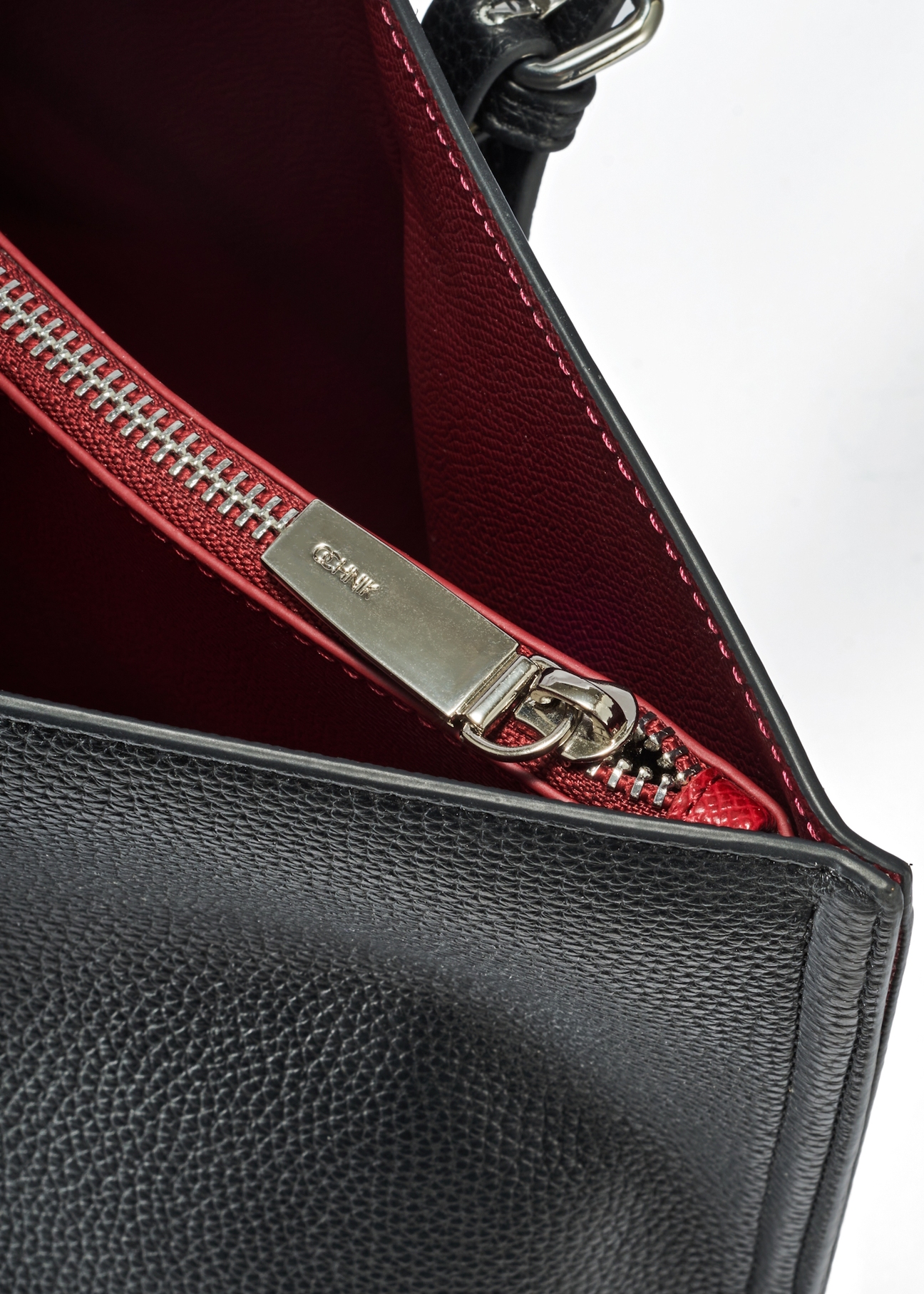 Black large shopper bag TOREC-1088-99(Z25), detail view of the product on a white background, close-up of the zipper.
