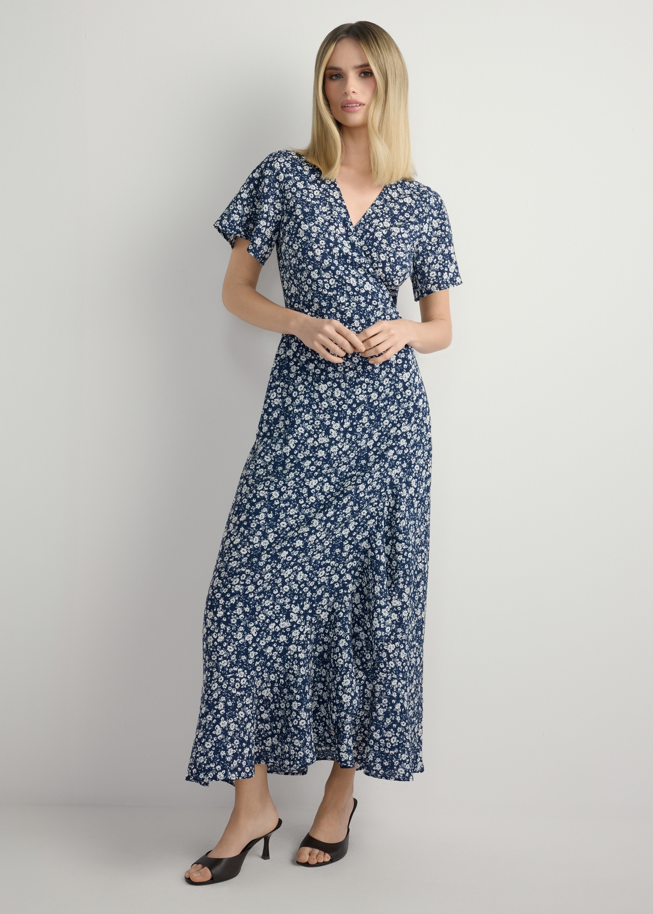 Long floral dress SUKDT-0233-7P(W26), front view of the product on the model. Full body visible.