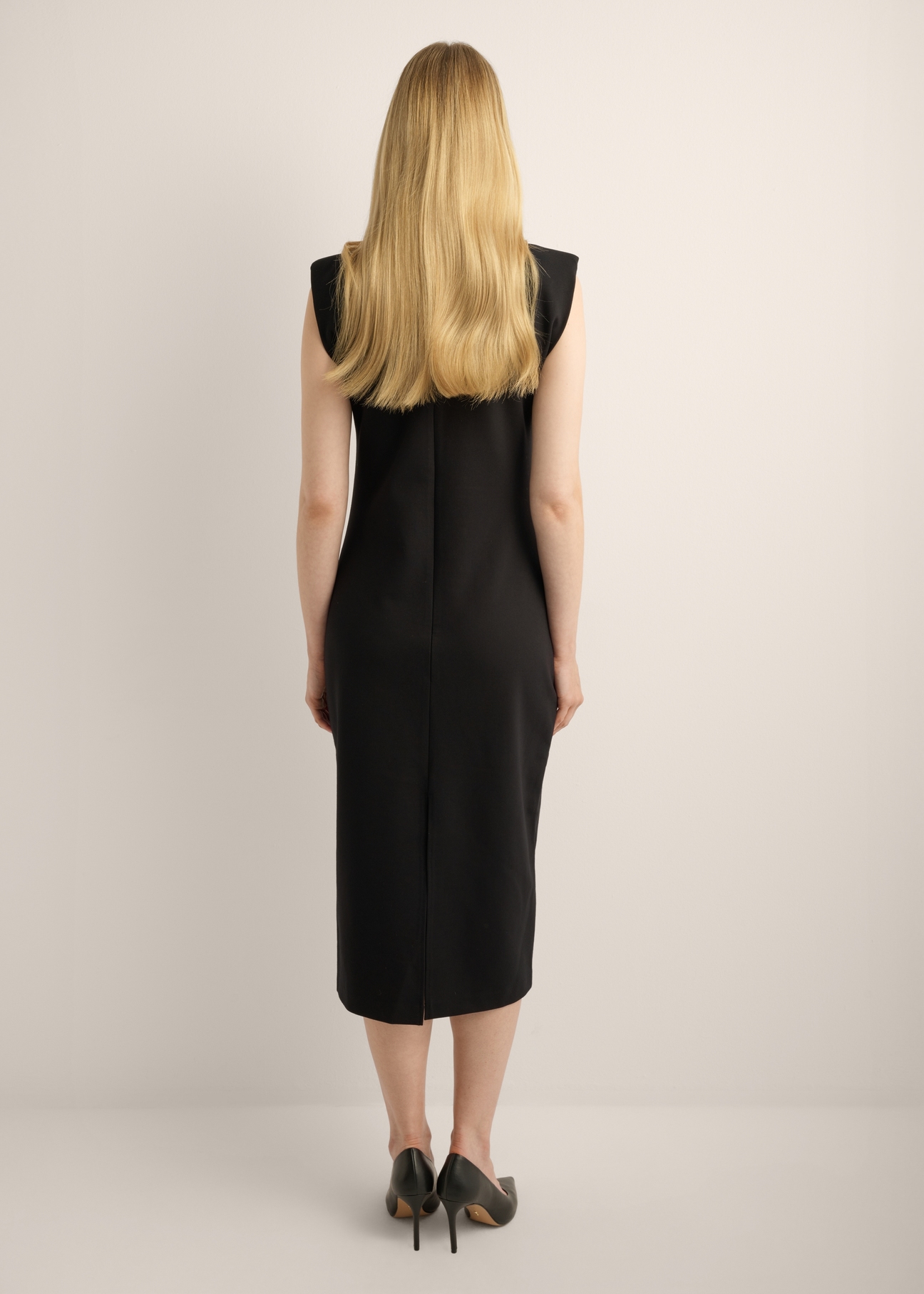 Our model is 179 cm tall and is wearing a size S.