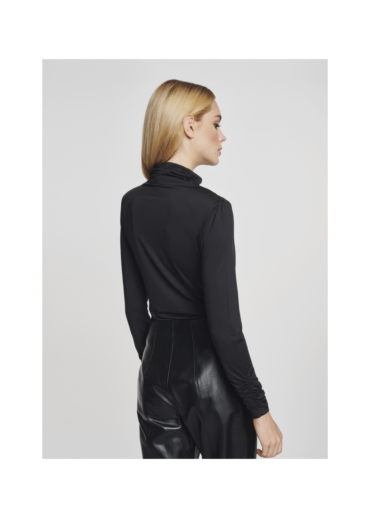 Czarne body damskie z długim rękawem BLUDT-0136-99(Z21)-03