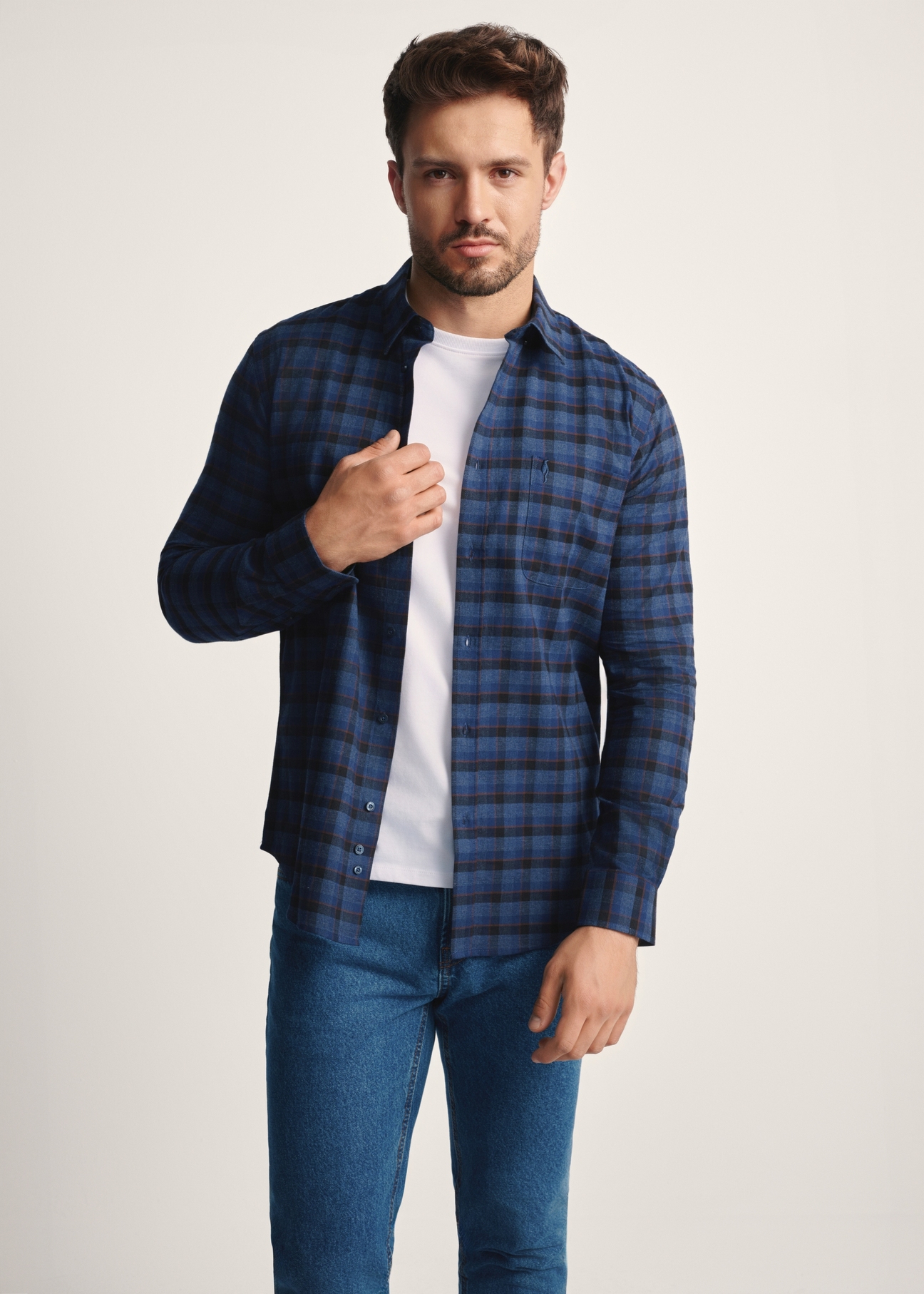 Navy blue men's checked shirt KOSMT-0333-68(Z25), front view of the product on the model, half of the silhouette visible.