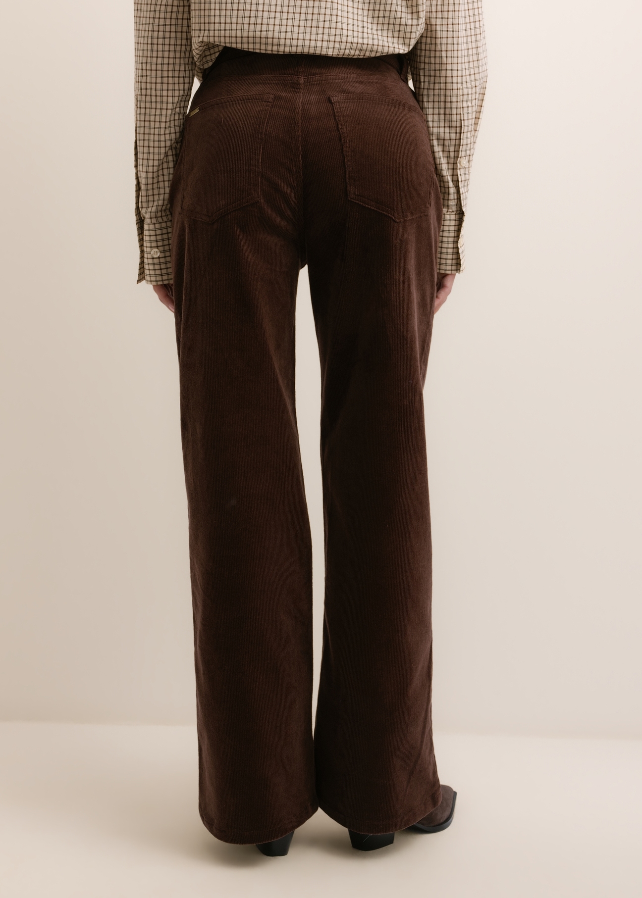 Brown wide women's trousers SPODT-0135-1H(Z26), back view of the product on the model. Half of the silhouette visible.