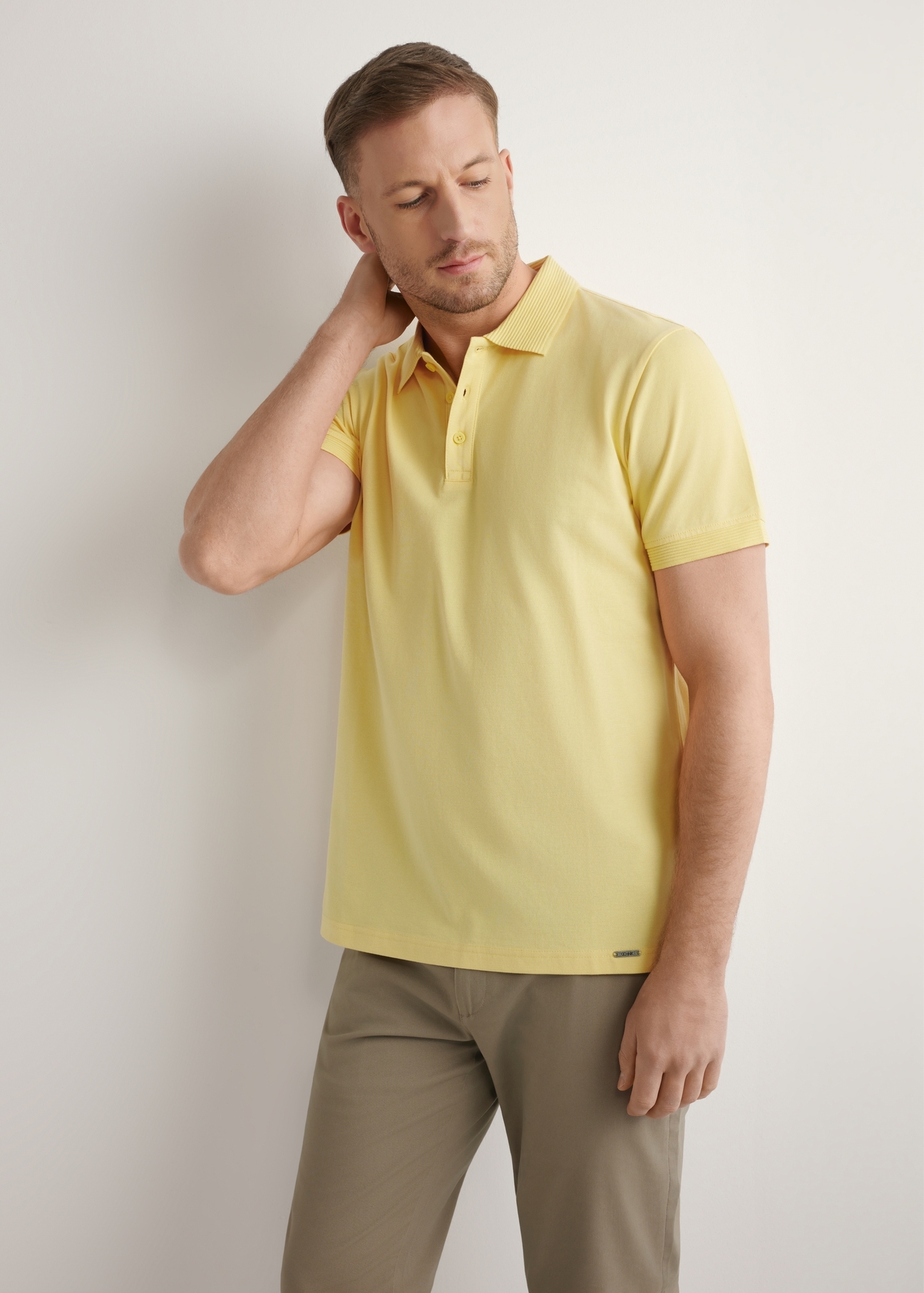 Men's yellow polo shirt POLMT-0089-2B(W26), front view of the product on the model. Half of the silhouette visible.