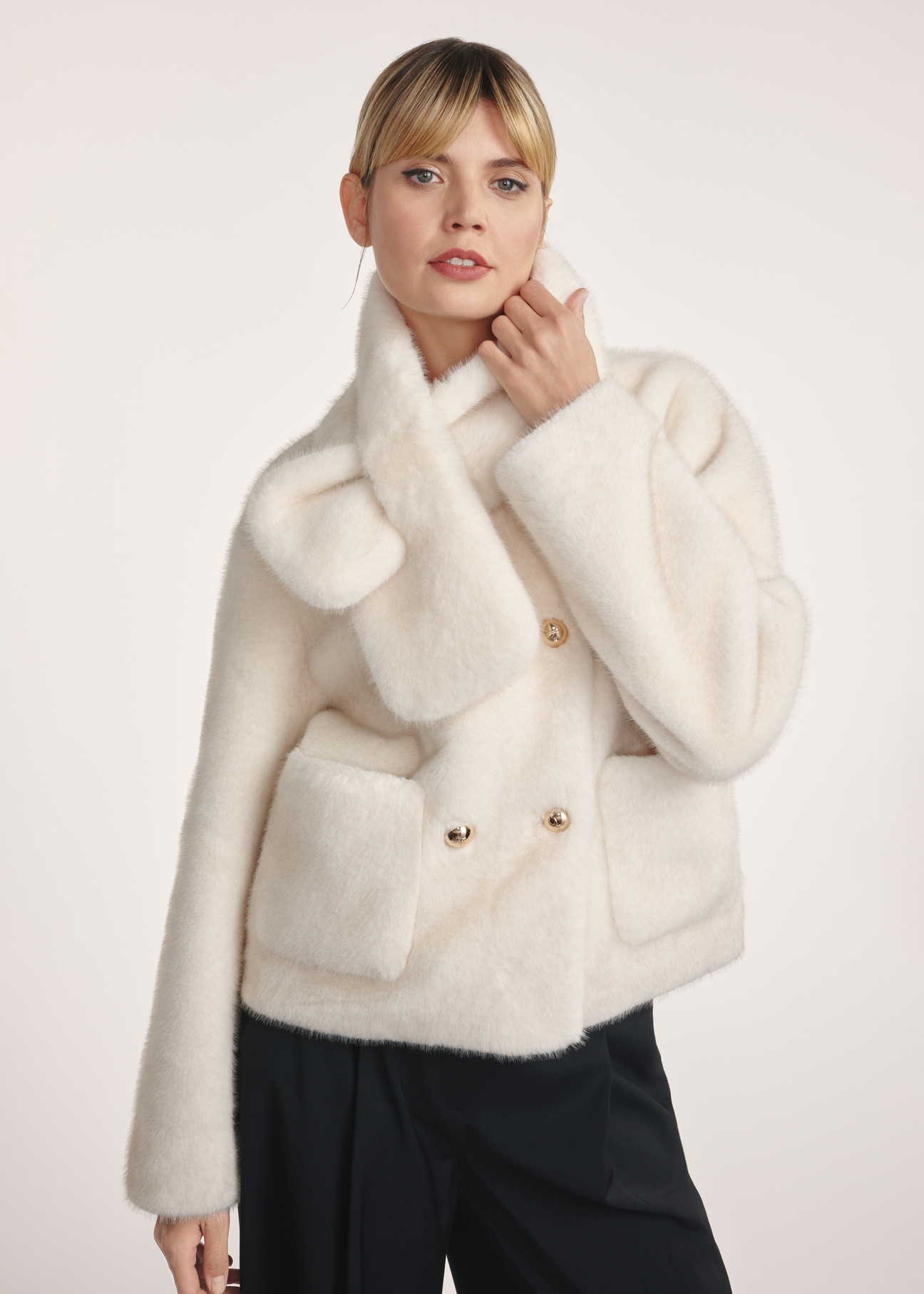 Cream women's fur coat FUTDP-0068-12(Z25), front view of the product on the model. Half of the silhouette visible.