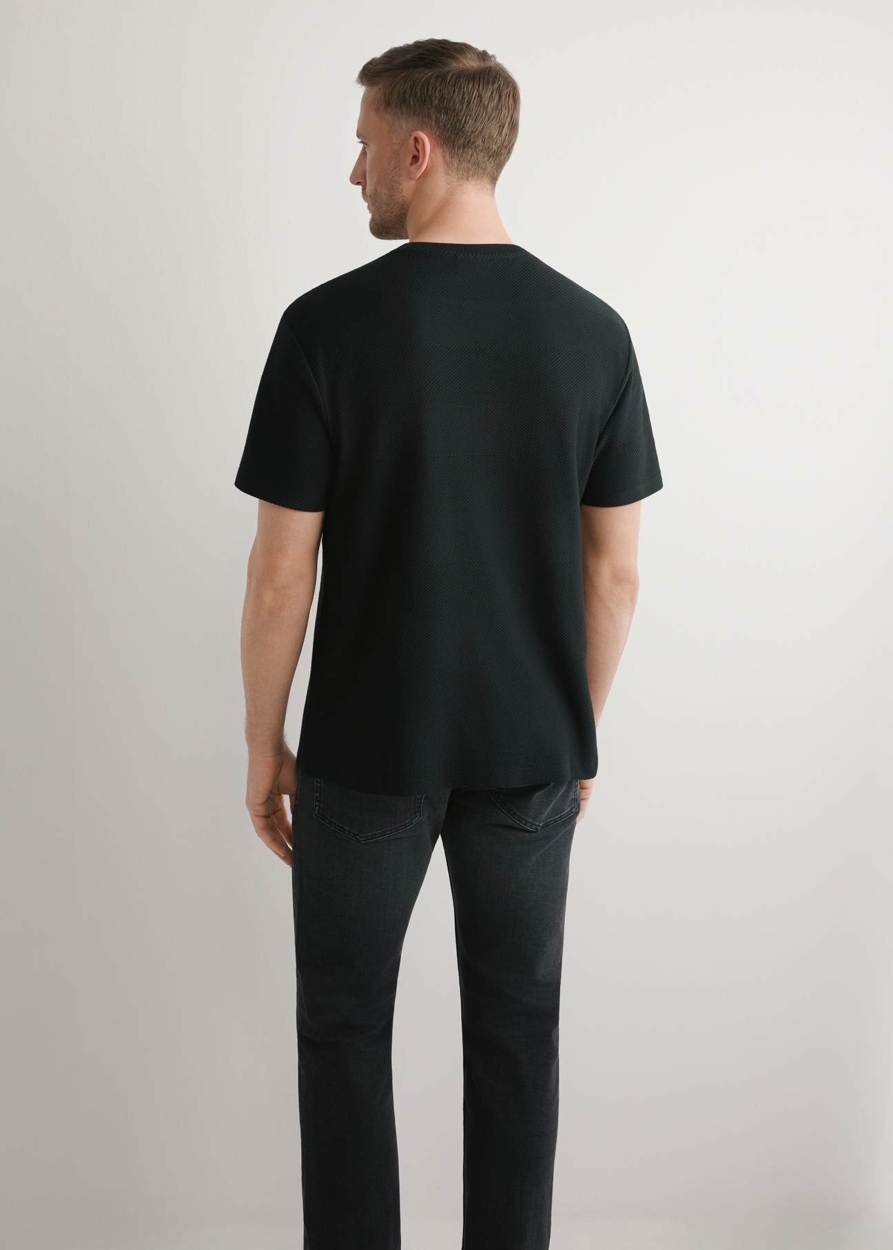 Men's black ribbed t-shirt TSHMT-0142-99(W26), back view of the product on the model. Half of the silhouette visible.