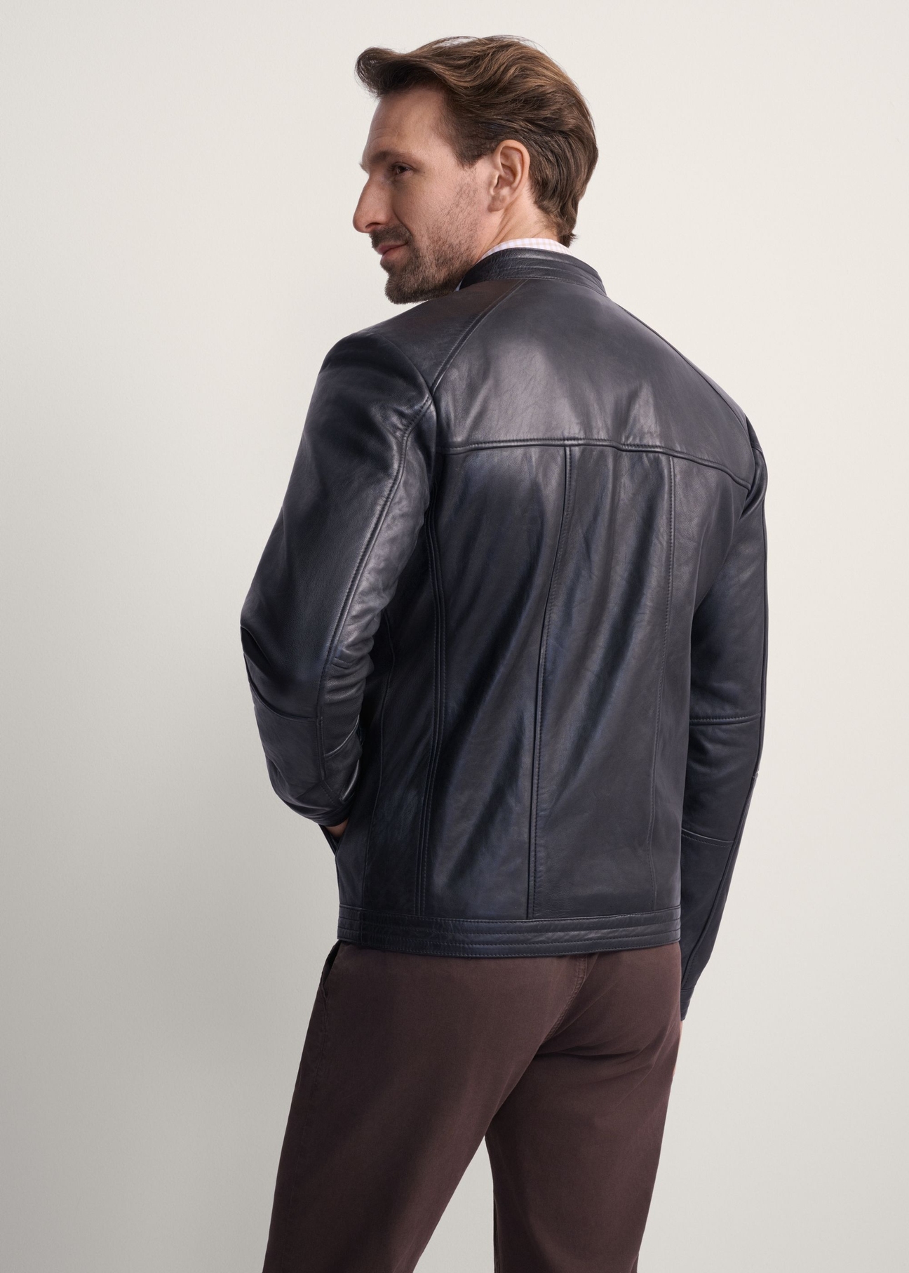 Classic men's leather jacket KURMS-0297-5427(KS), product view from the back on the model. Half of the silhouette visible.