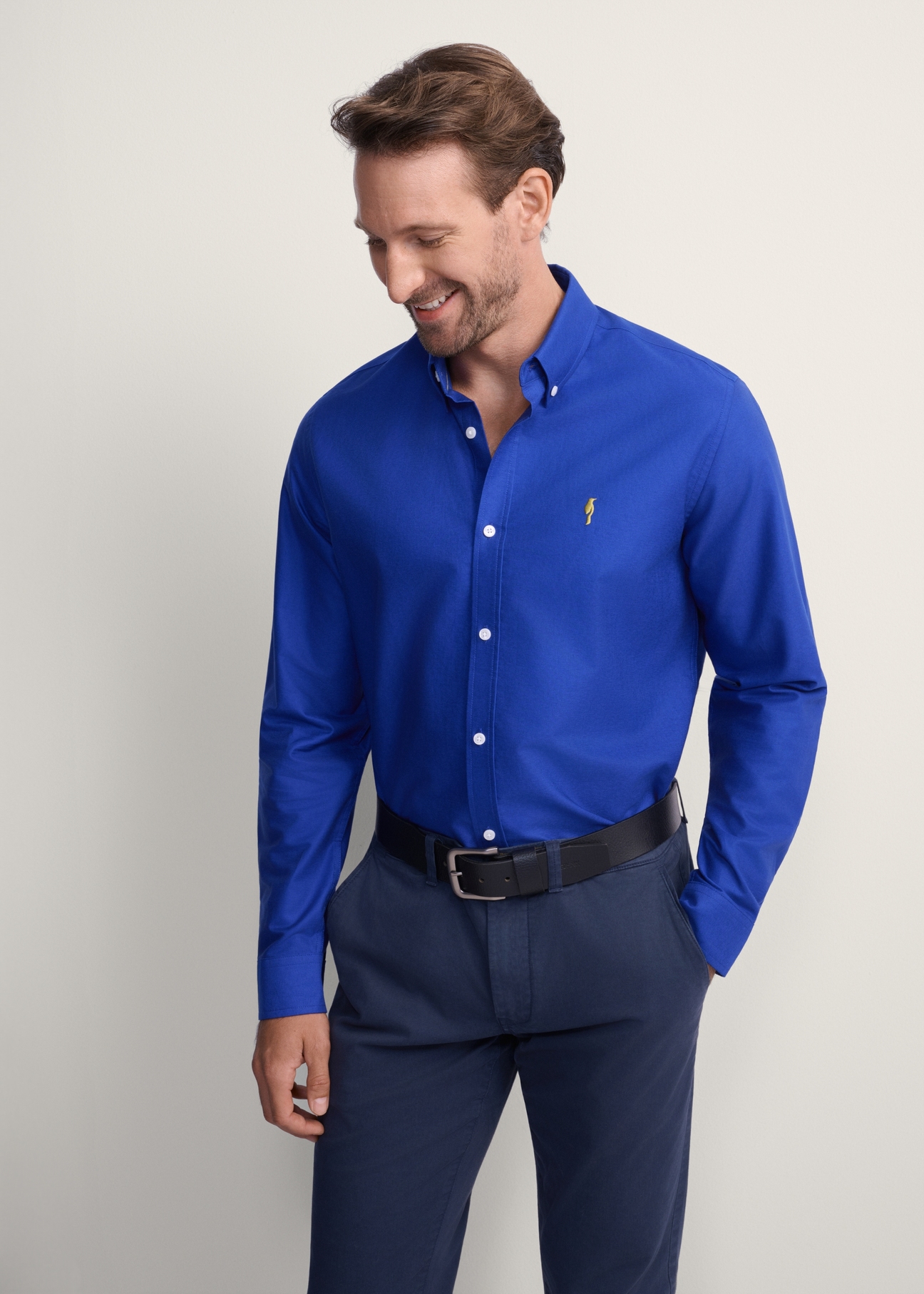Navy blue men's cotton shirt KOSMT-0346-17(Z25), front view of the product on the model. Half of the silhouette visible.