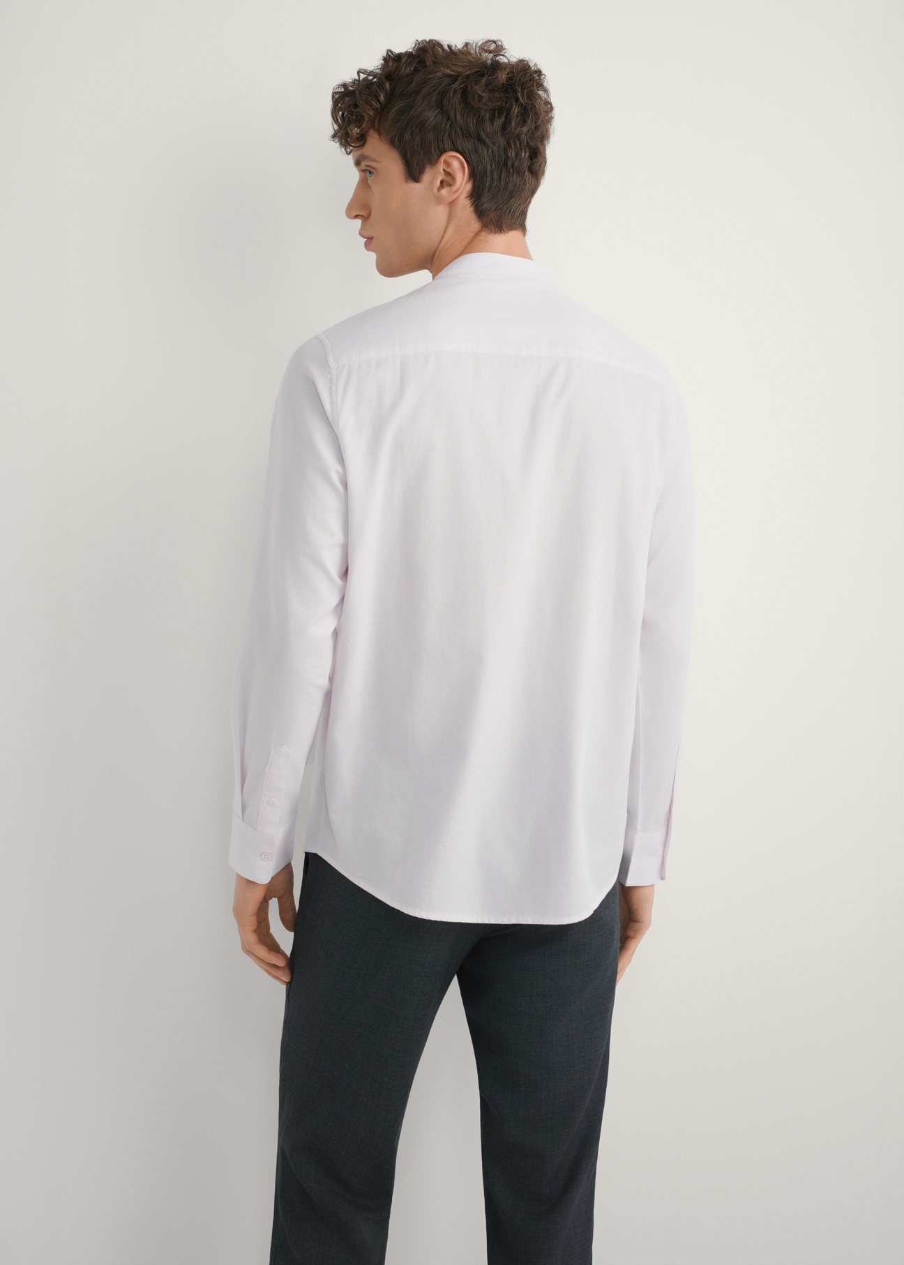 Cream cotton men's shirt KOSMT-0326-0B(W26), back view of the product on the model. Half of the silhouette visible.