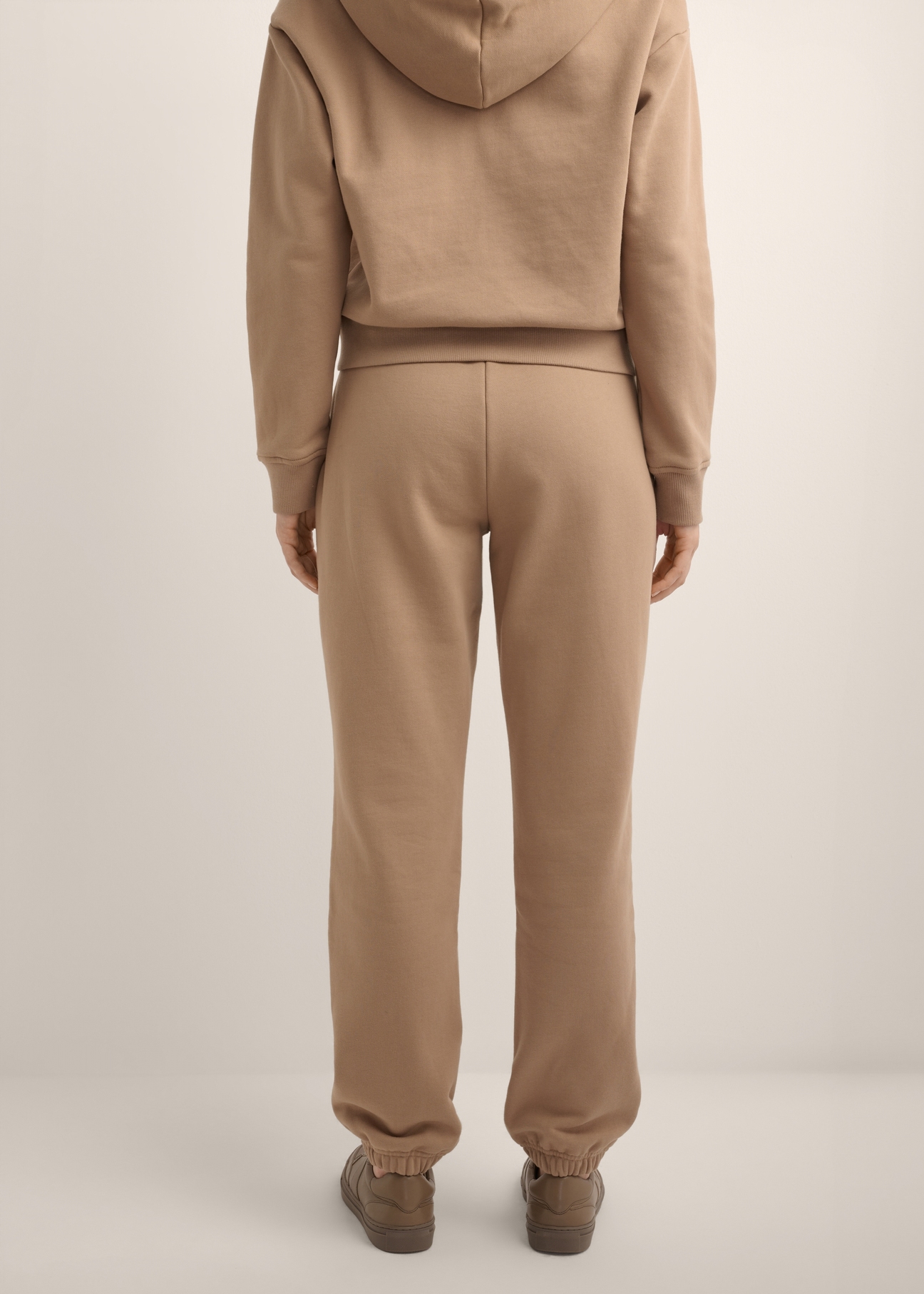 Women's camel trousers SPODT-0129-1D(Z26), product view from the back on the model. Half of the silhouette visible.