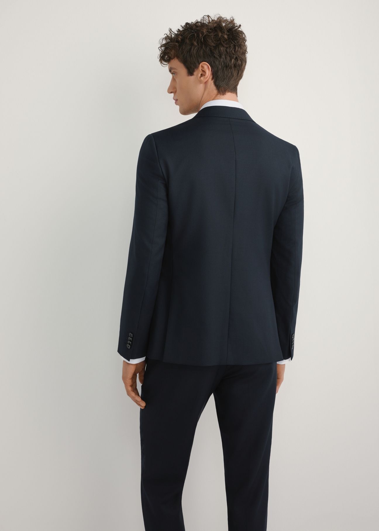 Men's navy blue jacket MARMT-0024-7E(W26), back view of the product on the model. Half of the silhouette visible.