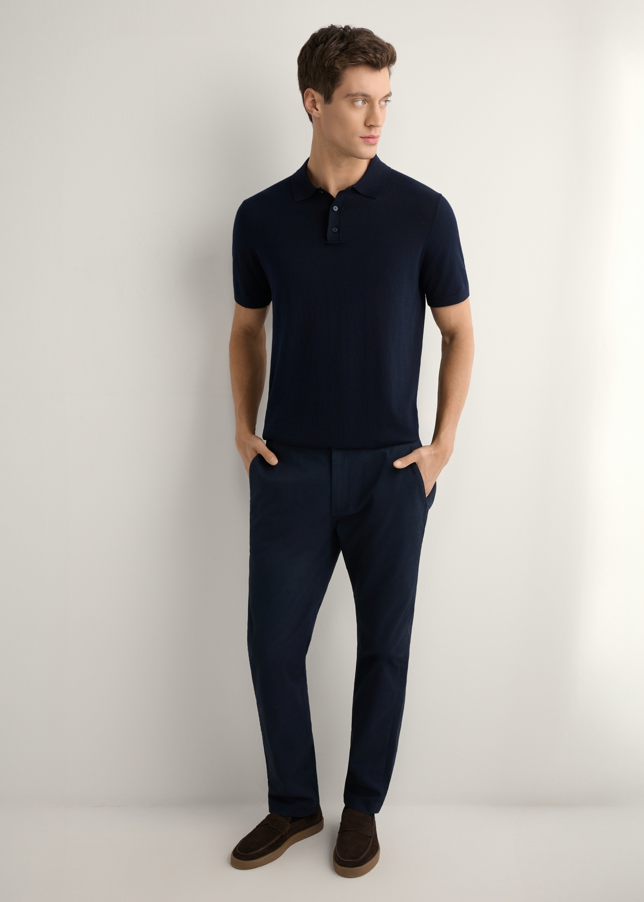 Navy blue silk polo shirt POLMT-0094-7E(W26), front view of the product on the model, the whole silhouette is visible.